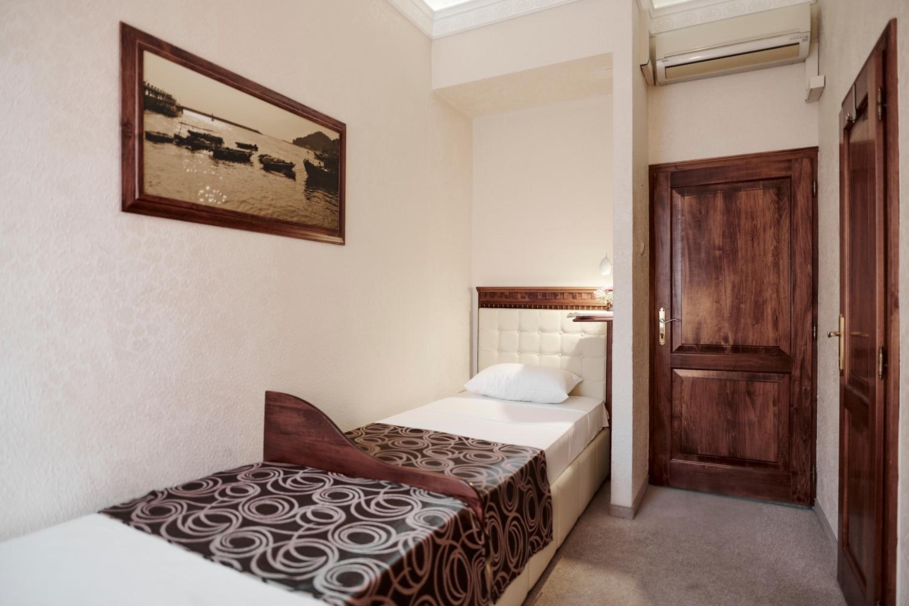 Economy Twin Room - Photo 2