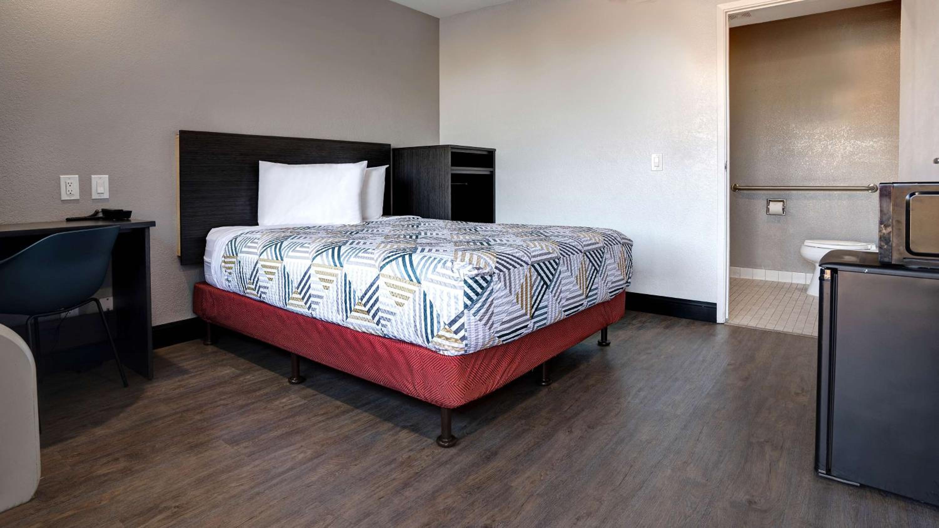 Queen Room photo 1