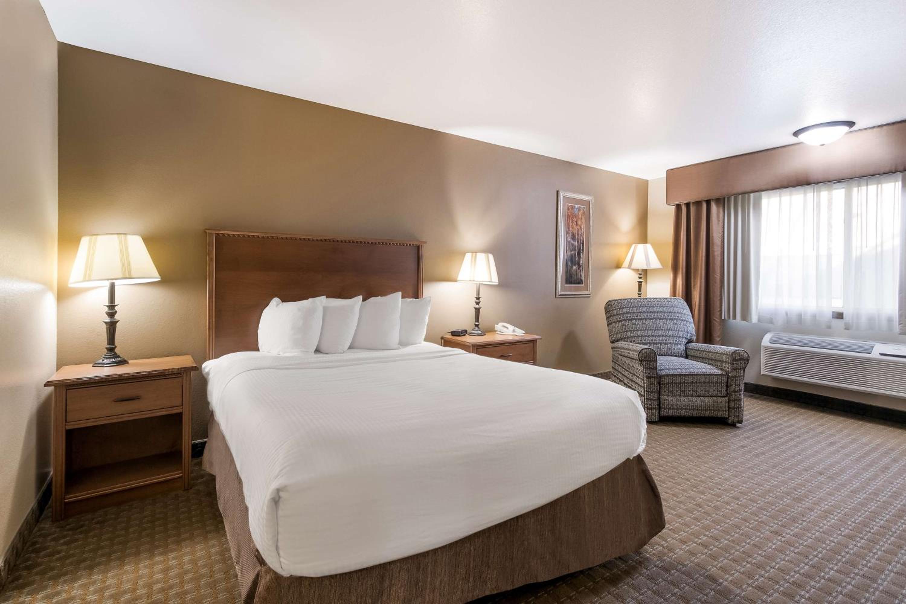 Queen Room with Roll-In Shower - Mobility Accessible/Non-Smoking photo 1