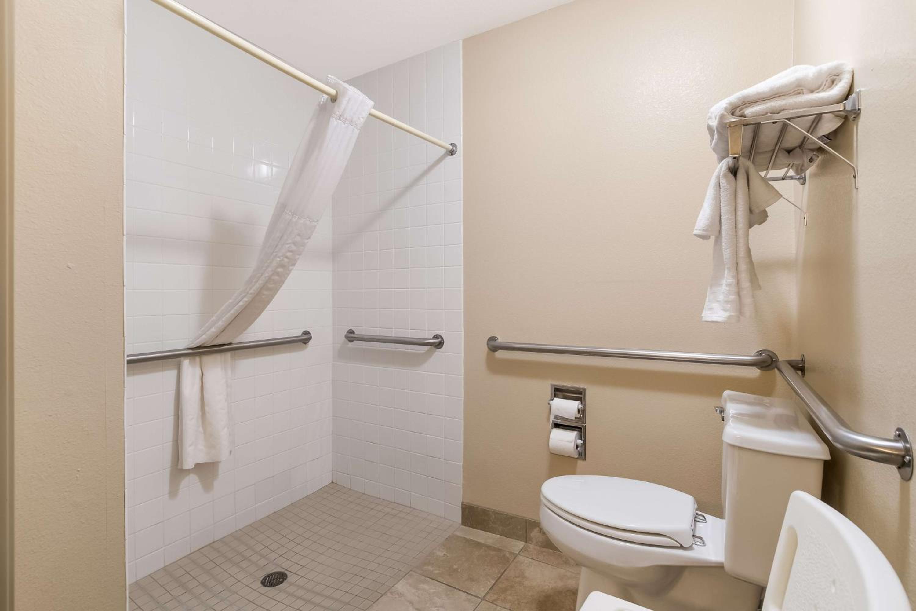Queen Suite - Non-Smoking photo 3