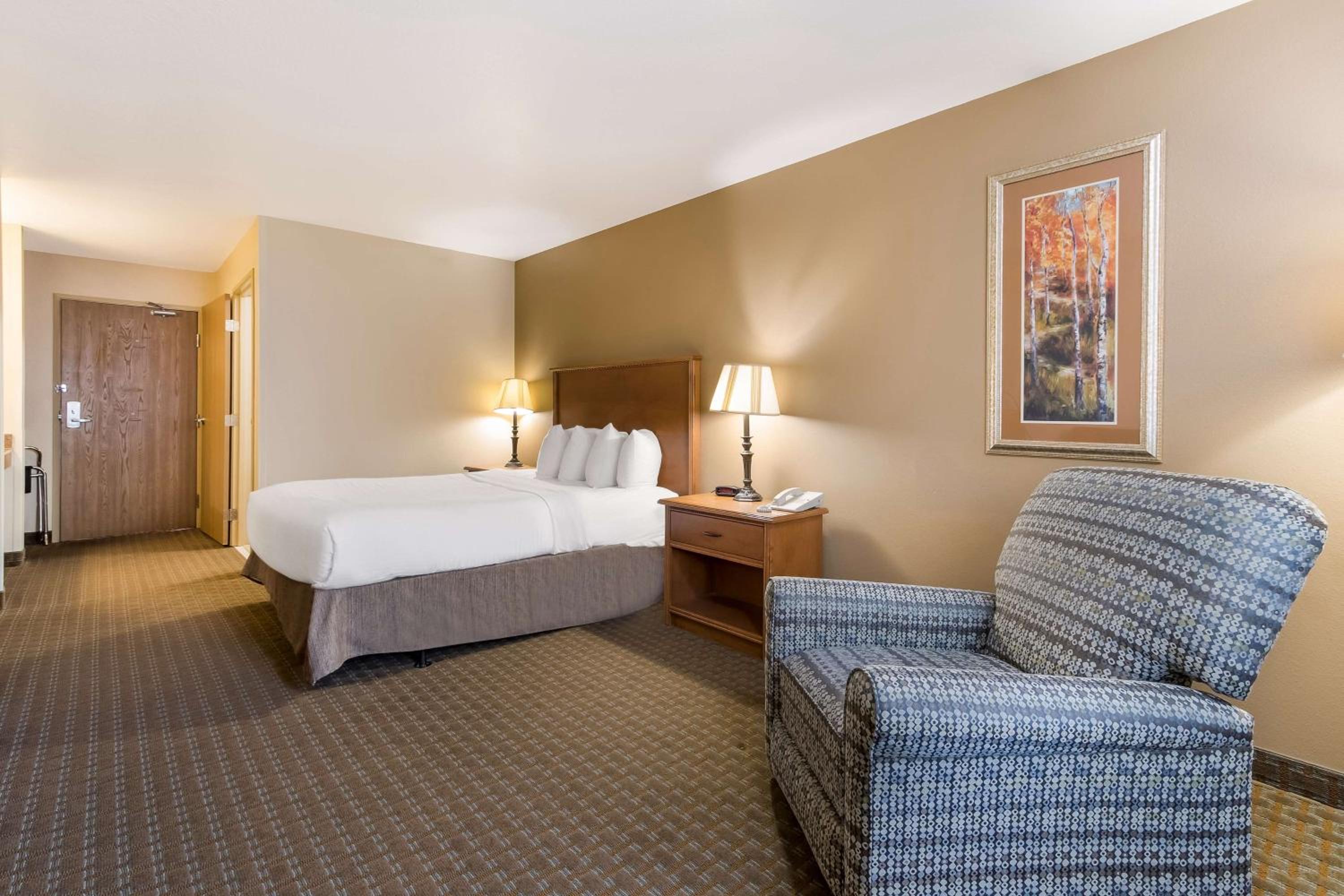 Queen Room with Roll-In Shower - Mobility Accessible/Non-Smoking photo 3