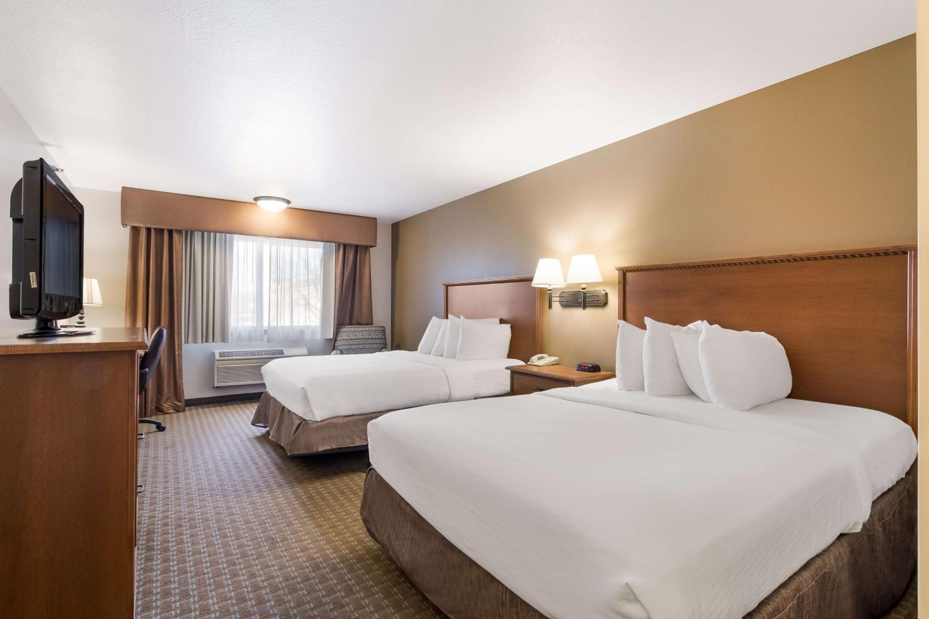 Queen Suite with Two Queen Beds - Tower/Non-Smoking photo 1