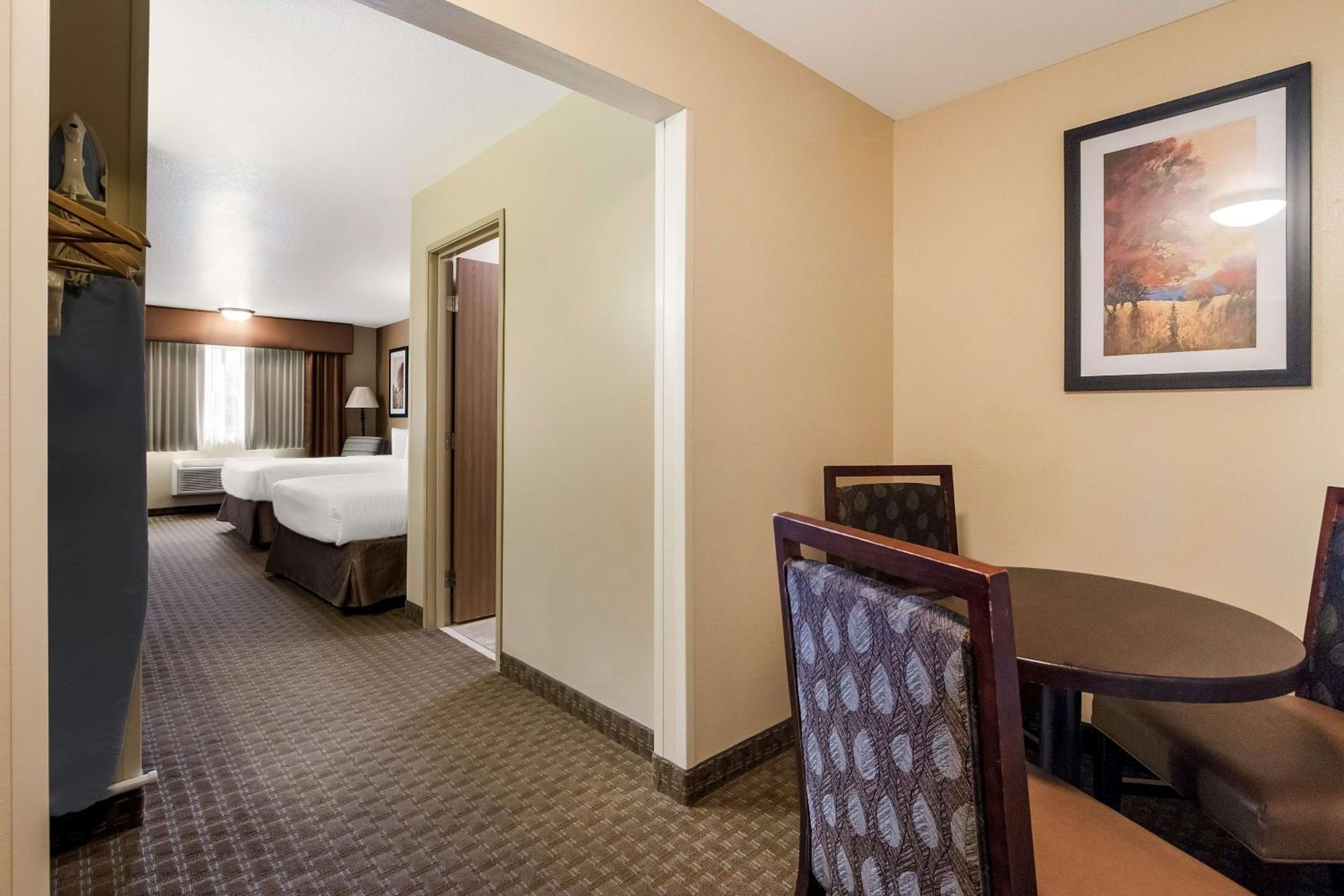 Queen Suite with Two Queen Beds - Non-Smoking photo 2