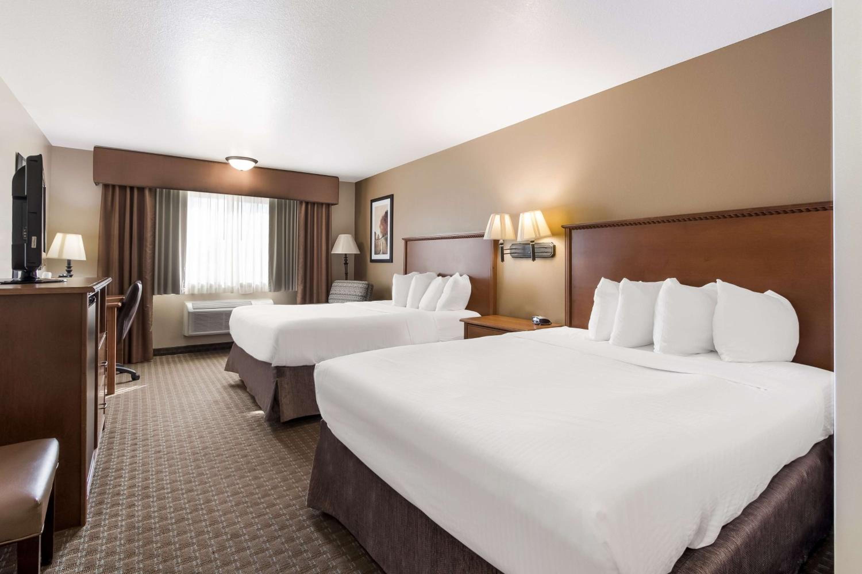 Queen Suite with Two Queen Beds - Non-Smoking photo 1