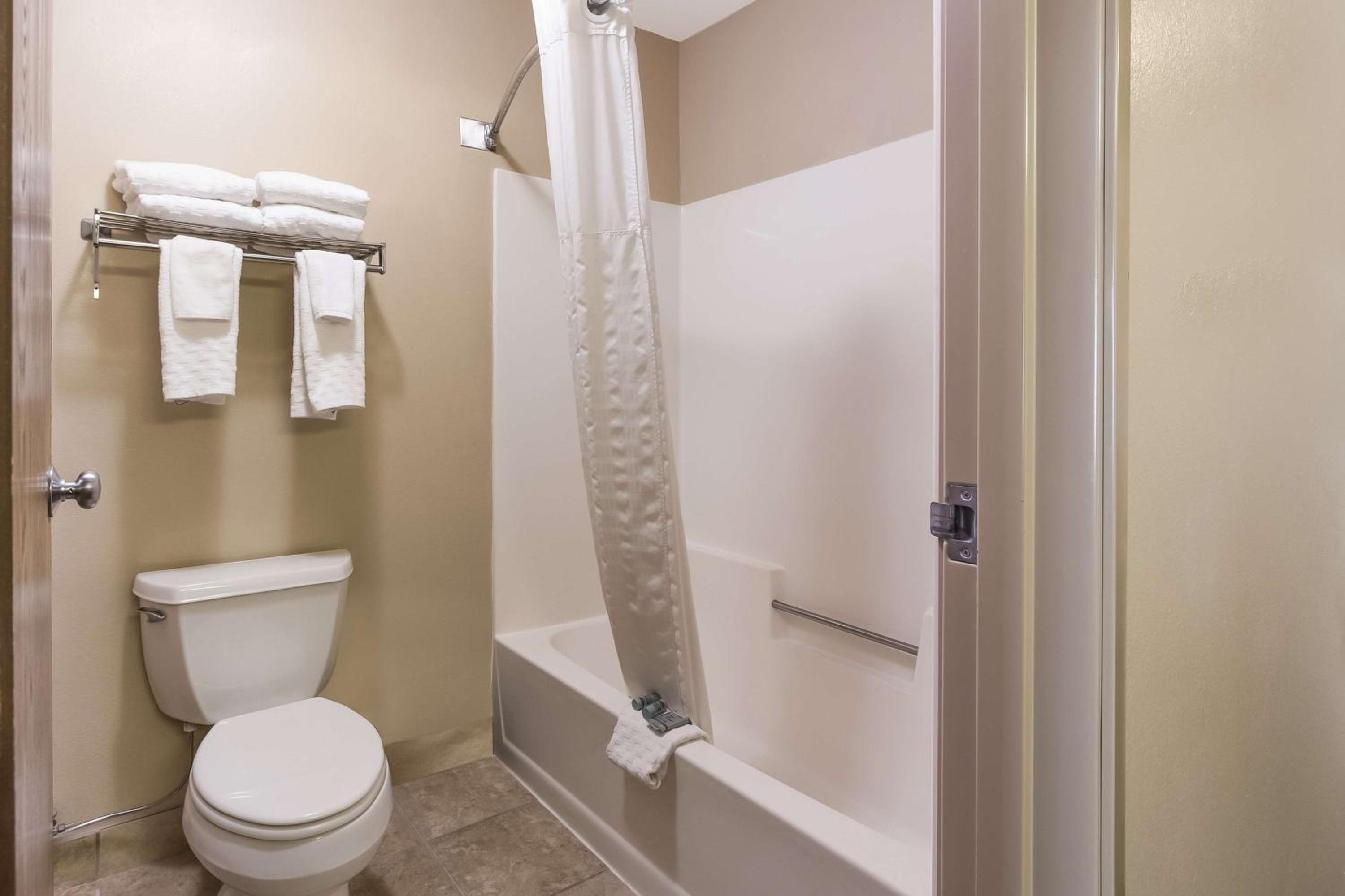Queen Suite with Two Queen Beds - Non-Smoking photo 3
