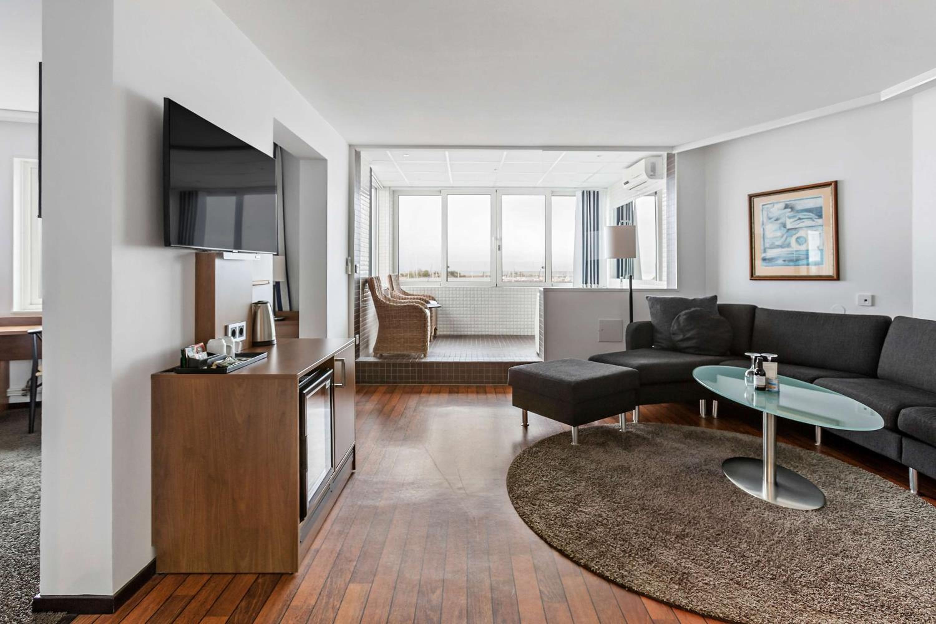 Queen Suite with Sea View - Photo 10
