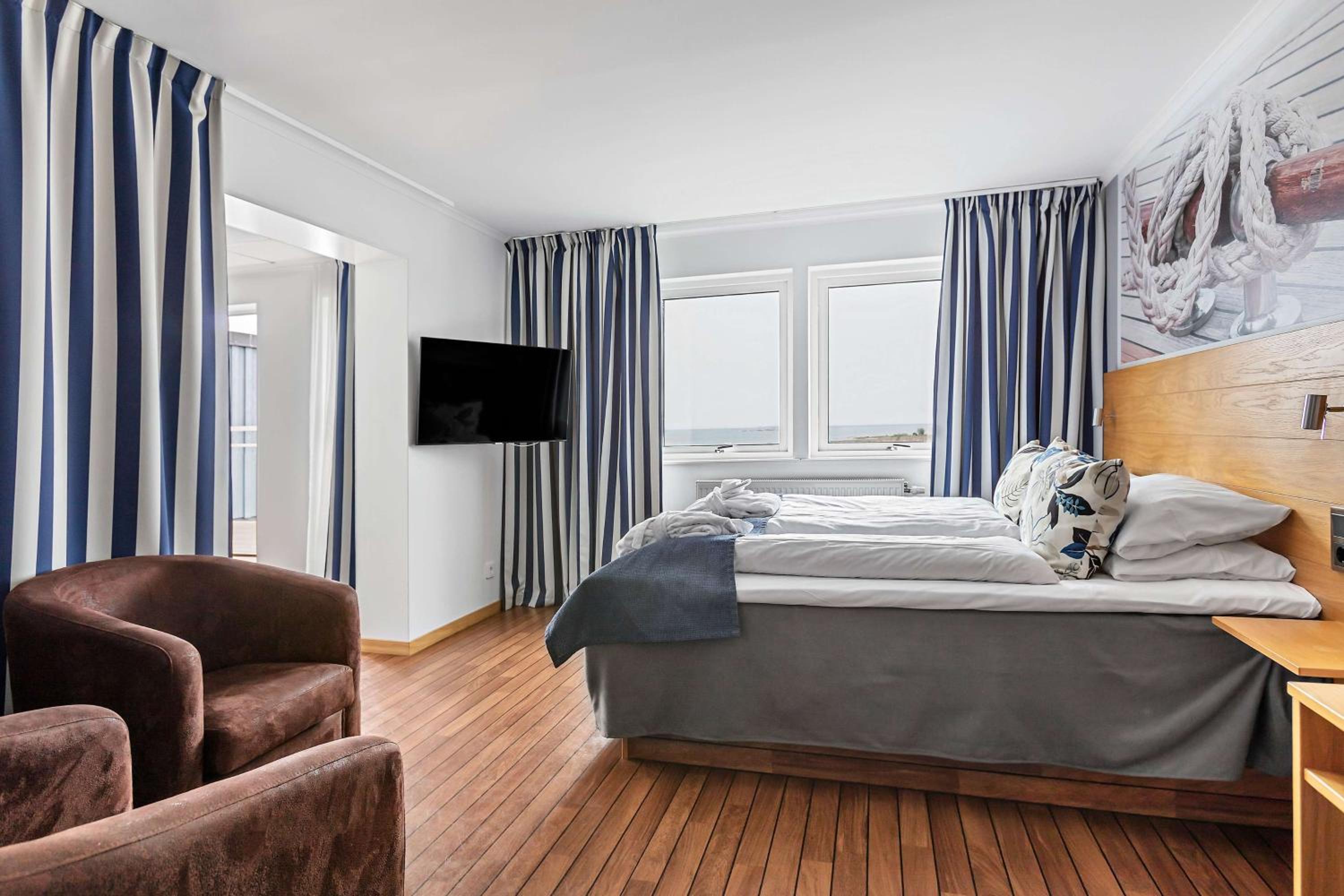 Queen Suite with Sea View and Balcony - Photo 1