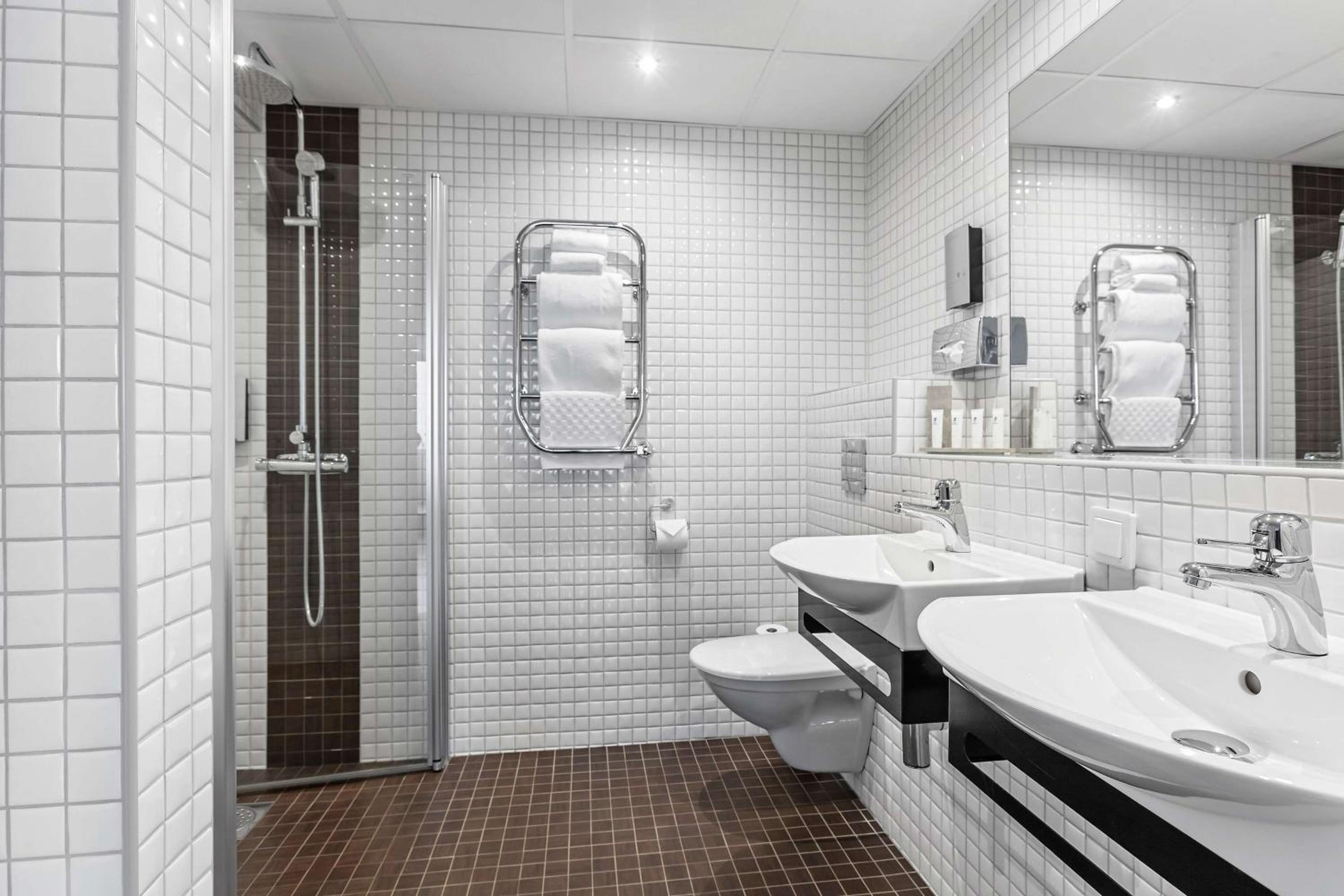 Queen Suite with Sea View - Photo 9