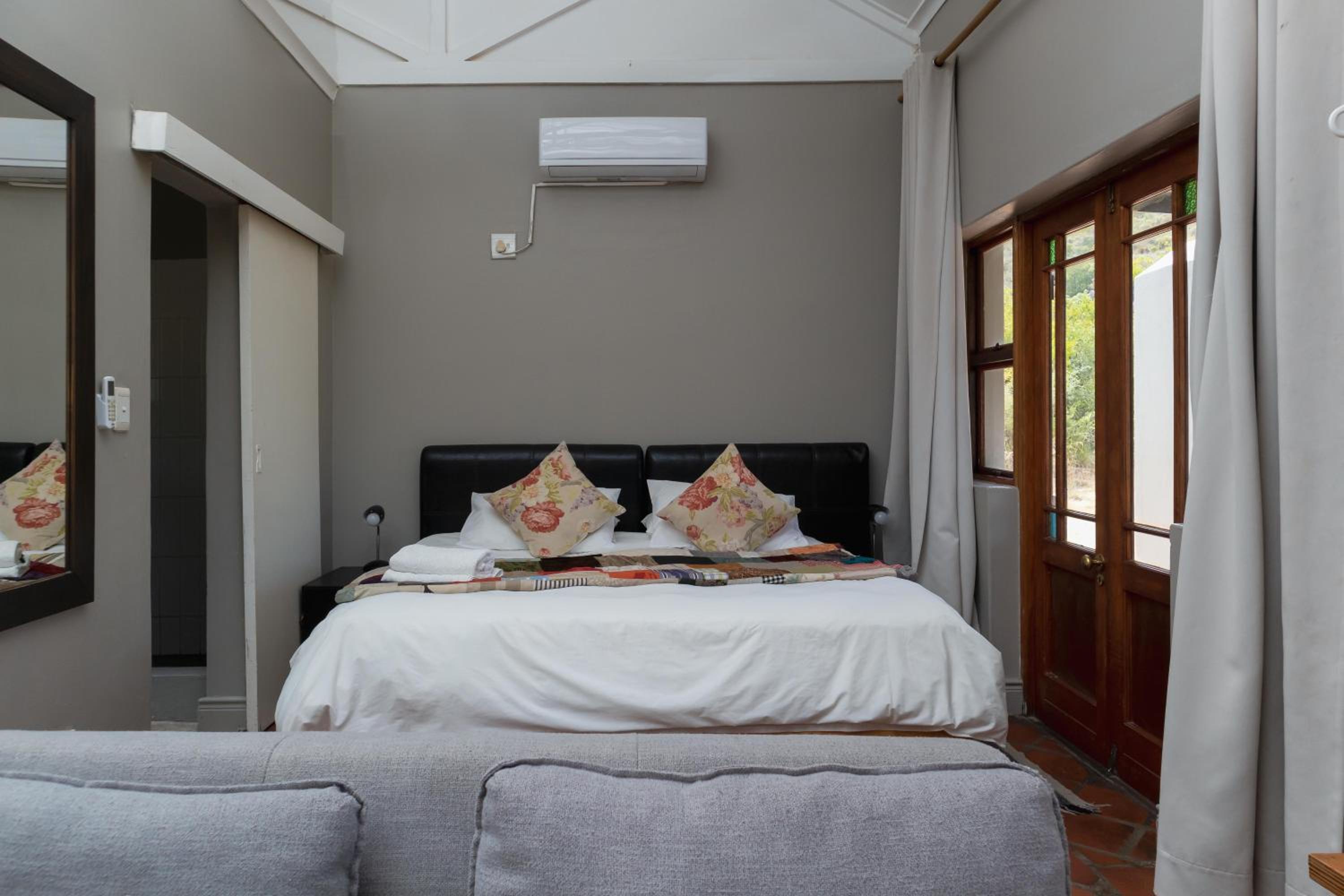 Two-Bedroom Cottage - Photo 5