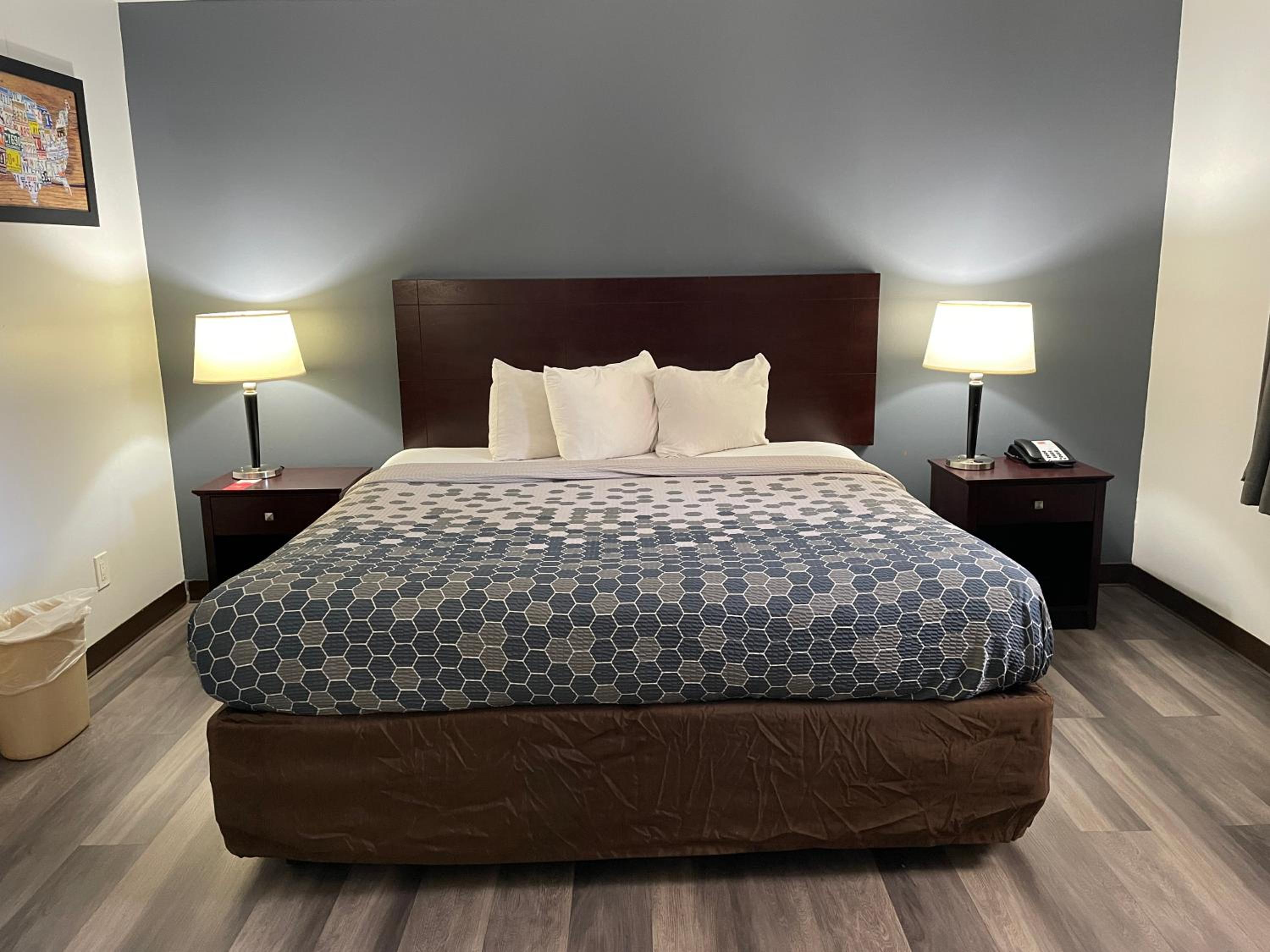 King Room - Non-Smoking - Photo 1