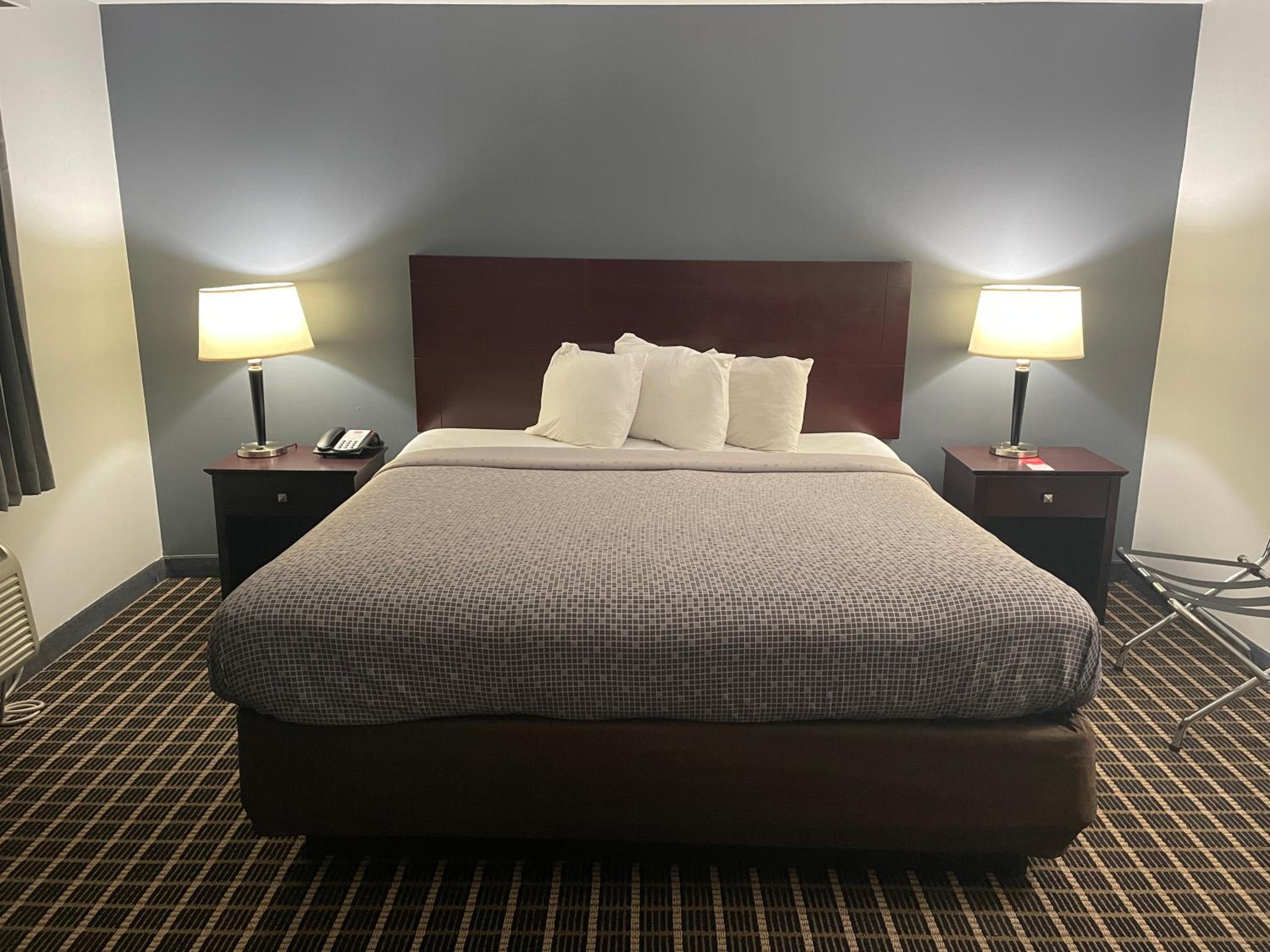 King Room - Non-Smoking - Photo 2