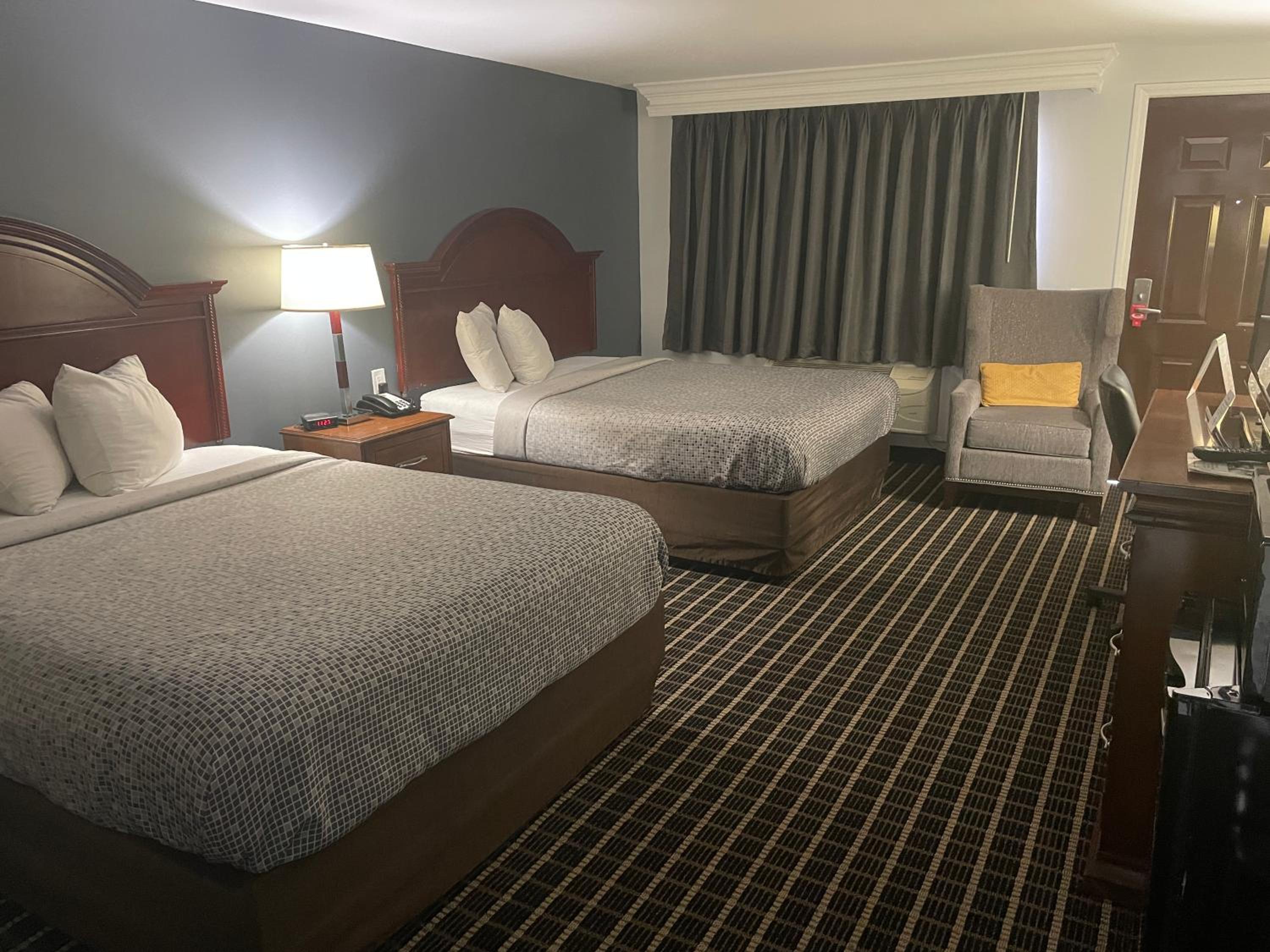 Queen Room with Two Queen Beds - Non-Smoking - Photo 2