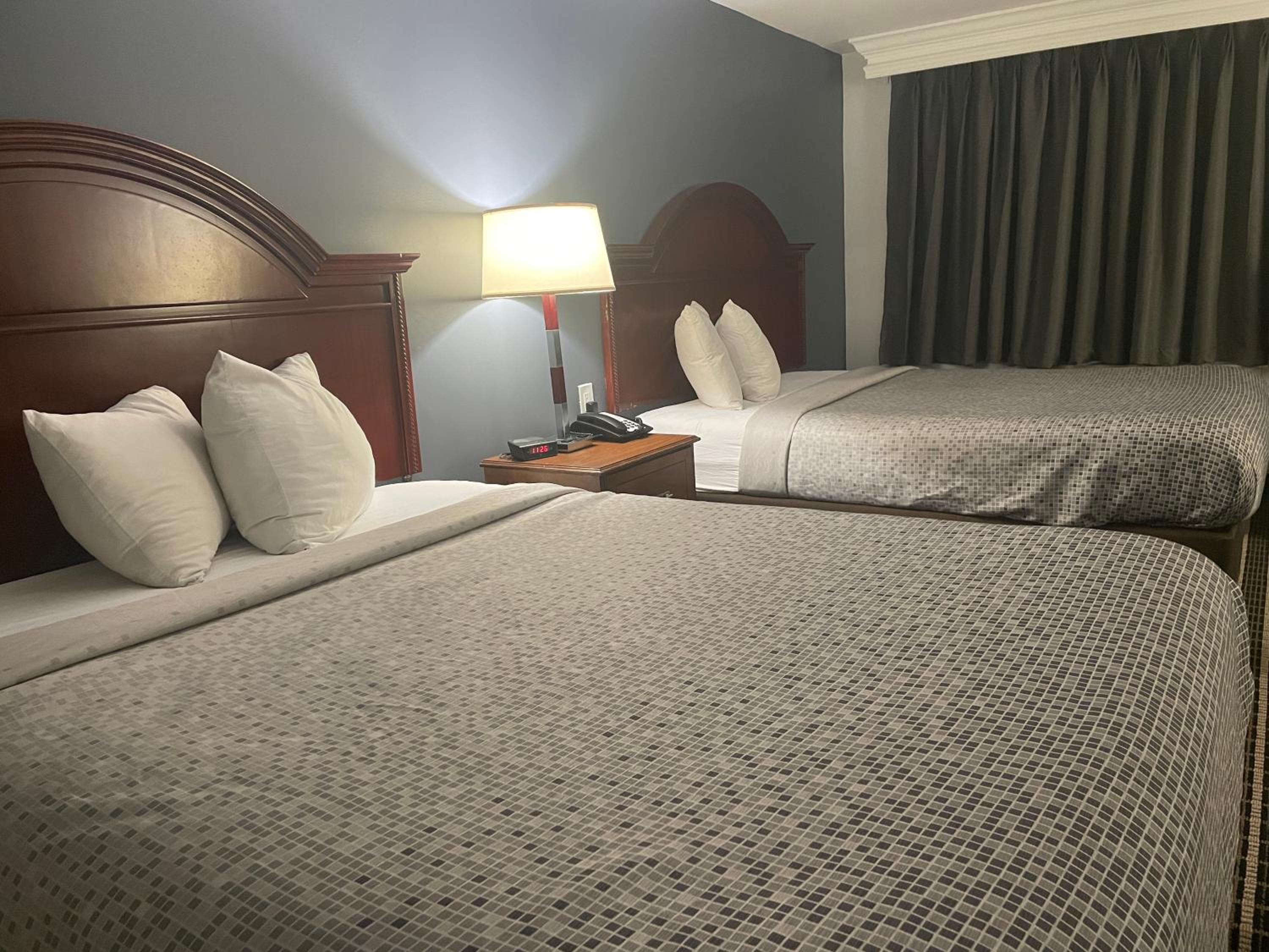 Queen Room with Two Queen Beds - Non-Smoking - Photo 3