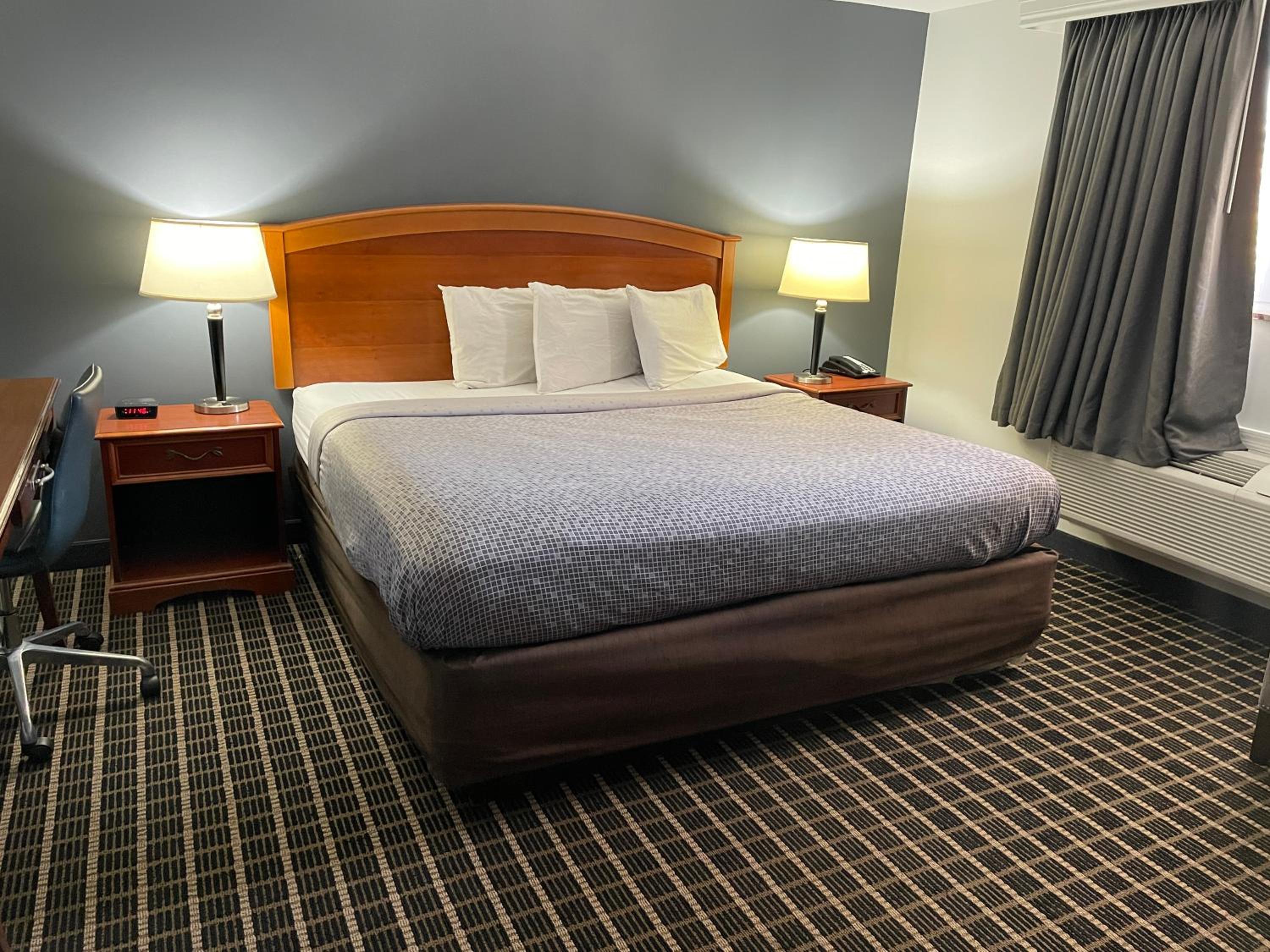 King Room - Non-Smoking - Photo 7