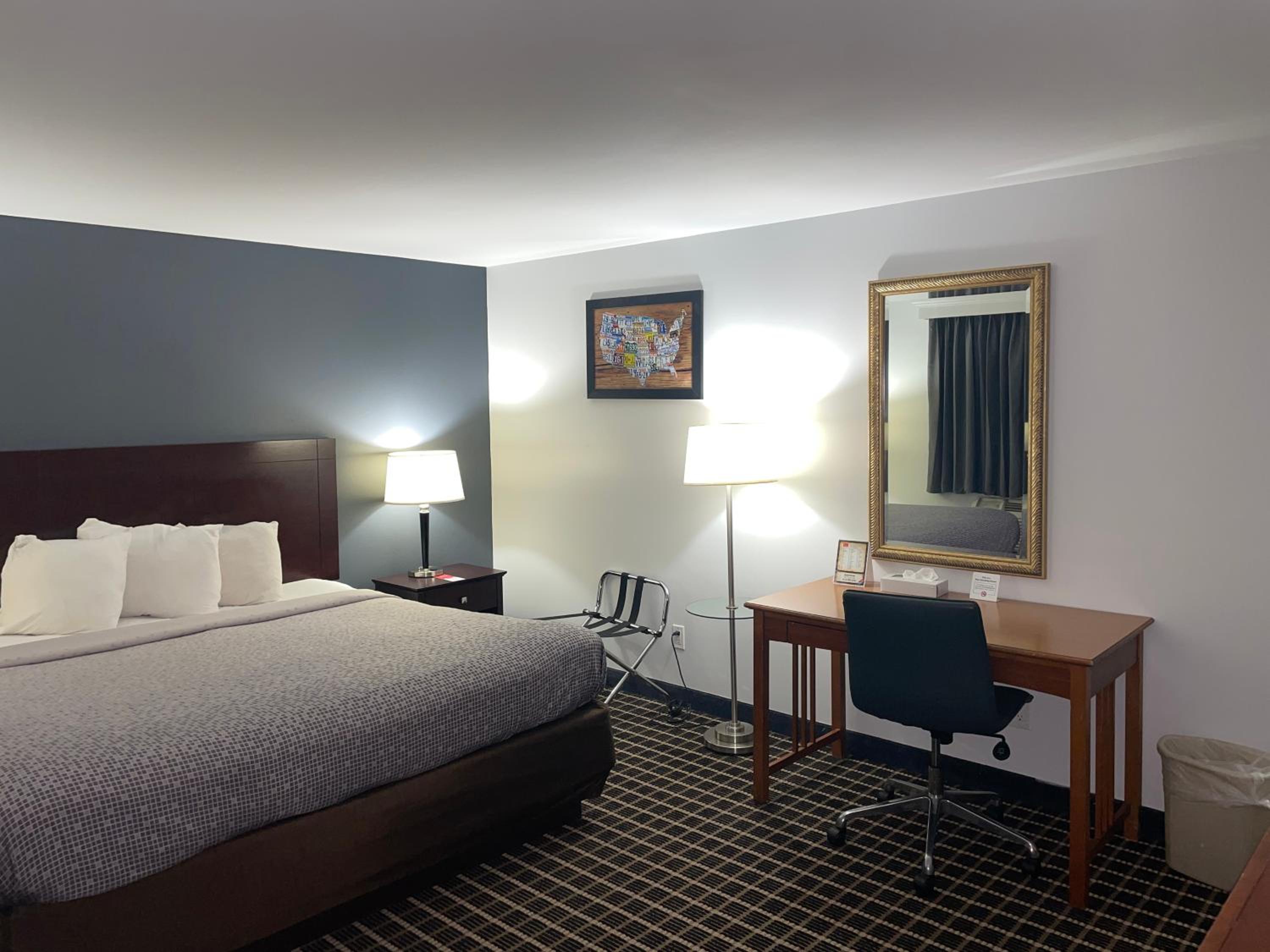 King Room - Non-Smoking - Photo 9