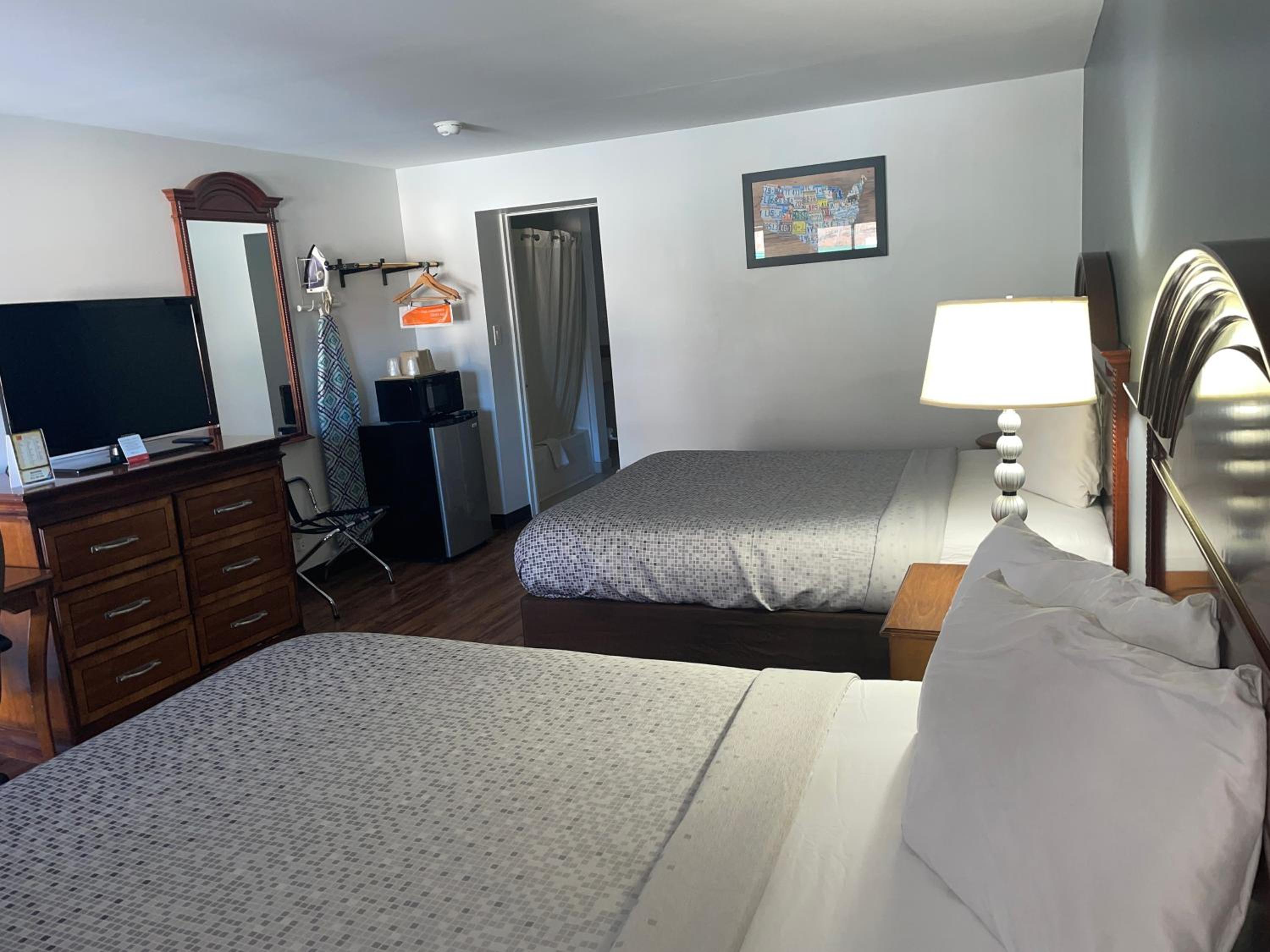 Queen Room with Two Queen Beds - Non-Smoking - Photo 5