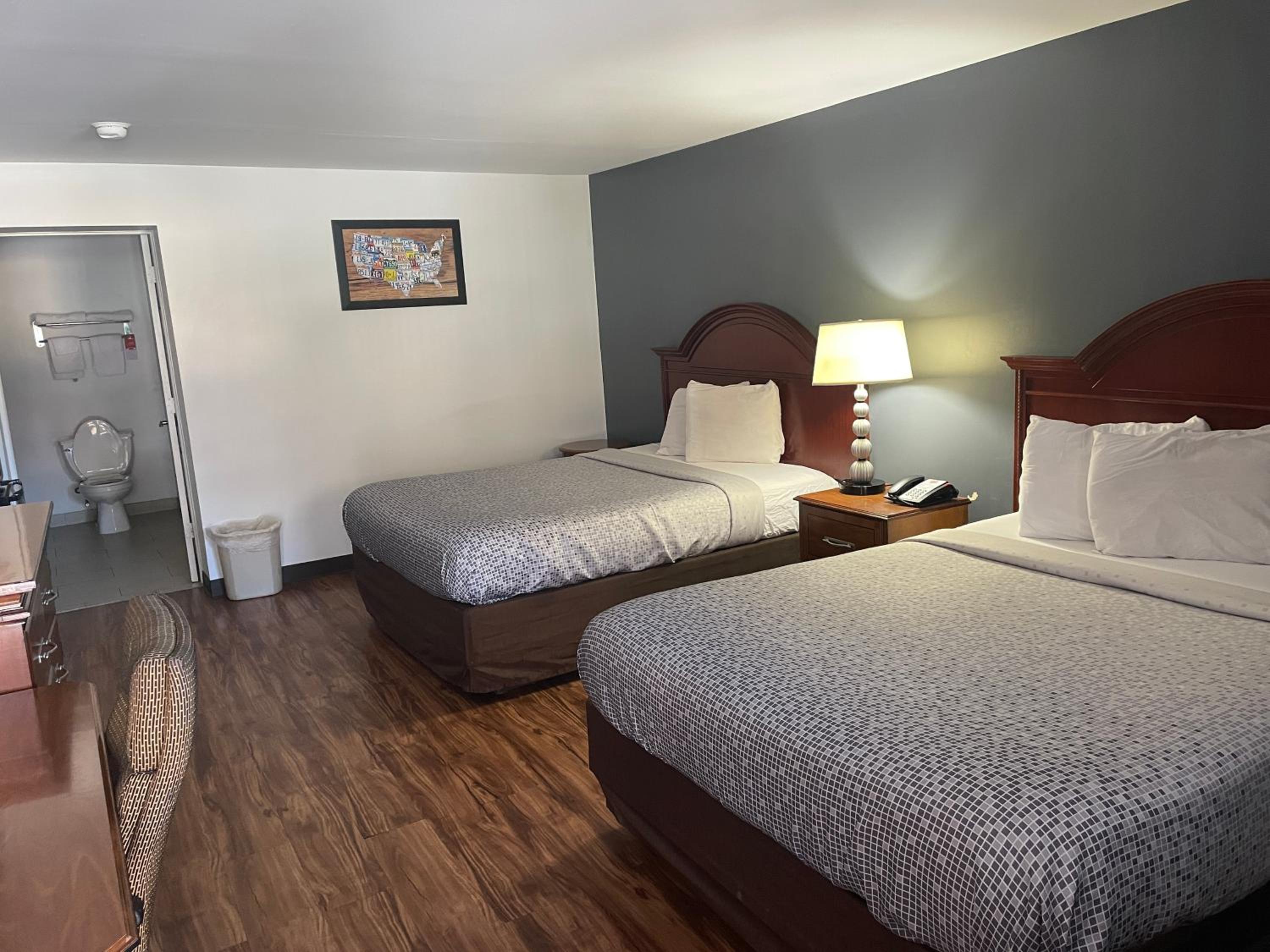 Queen Room with Two Queen Beds - Non-Smoking - Photo 11