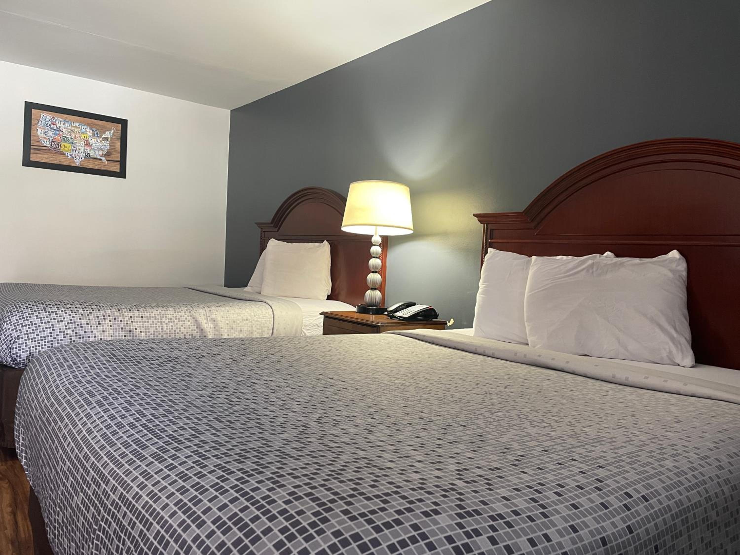 Queen Room with Two Queen Beds - Non-Smoking - Photo 8
