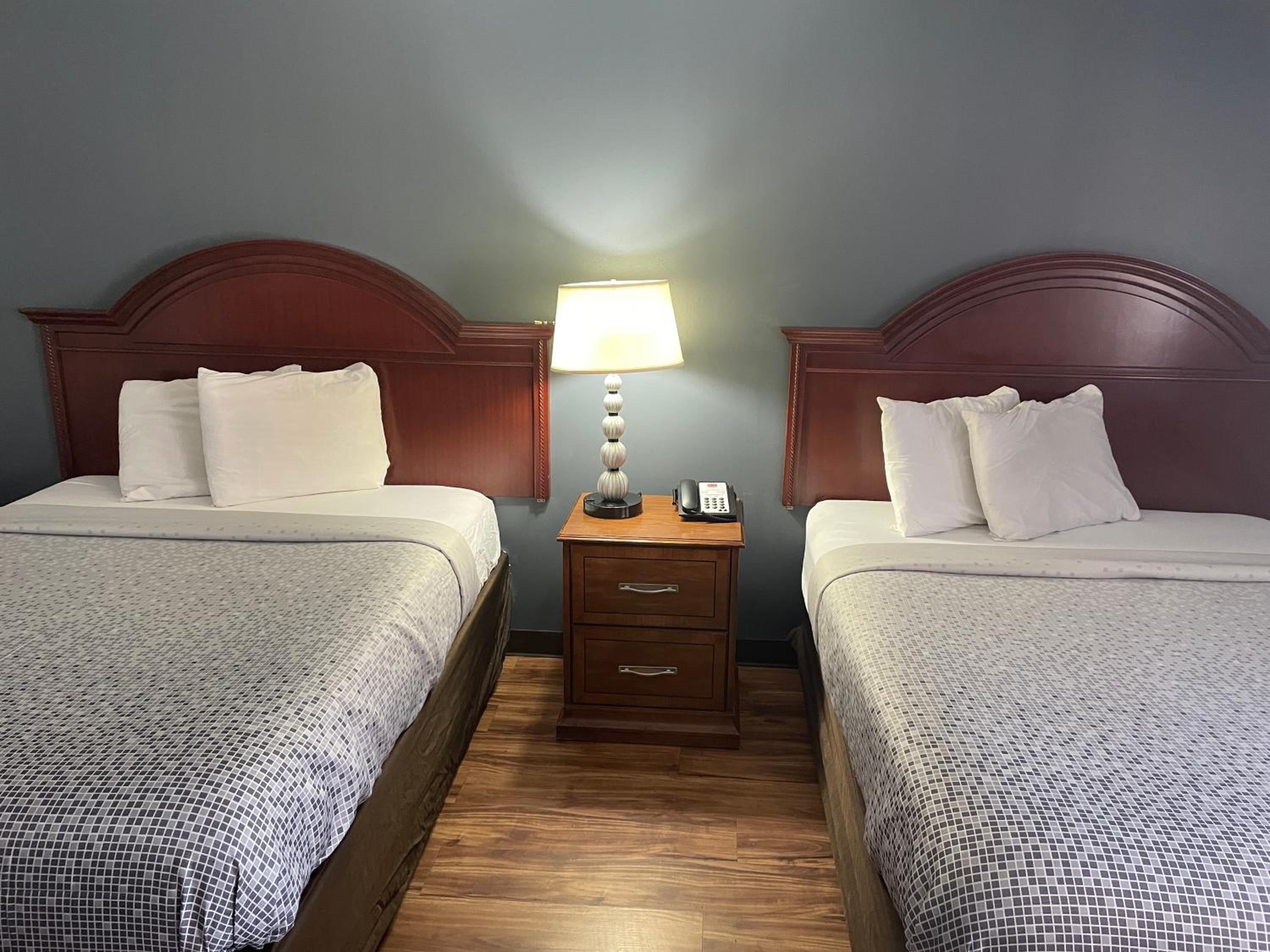 Queen Room with Two Queen Beds - Non-Smoking - Photo 9