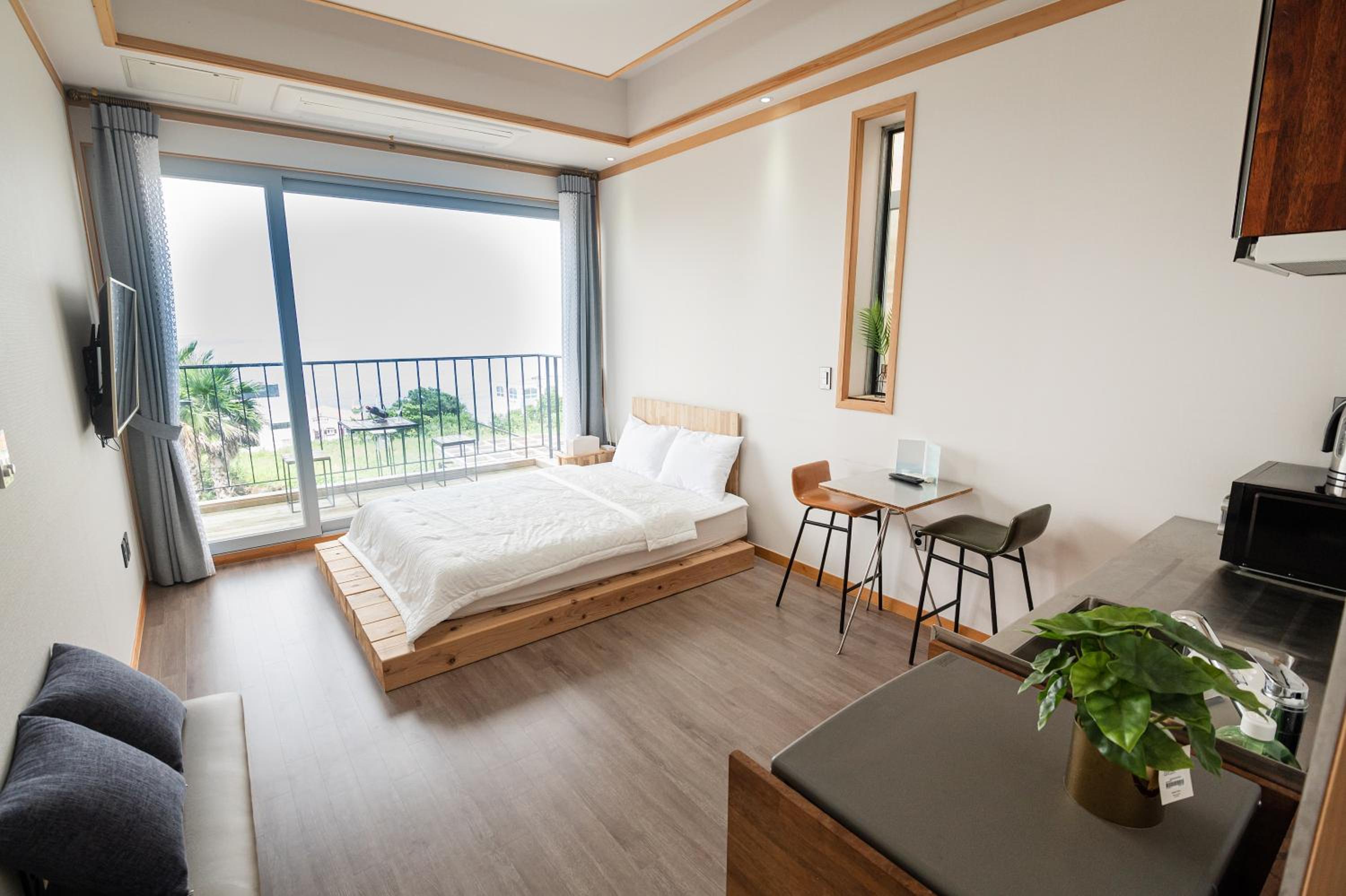 Double Room with Balcony and Sea View - Photo 12