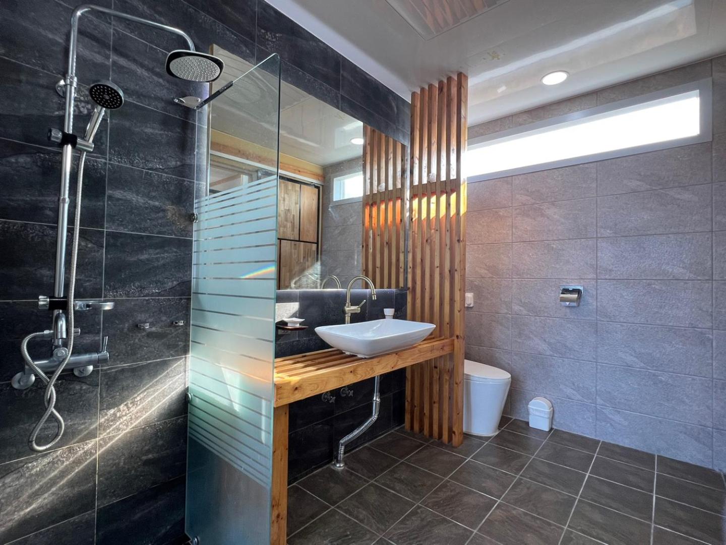 Double Room with Balcony and Sea View - Photo 10