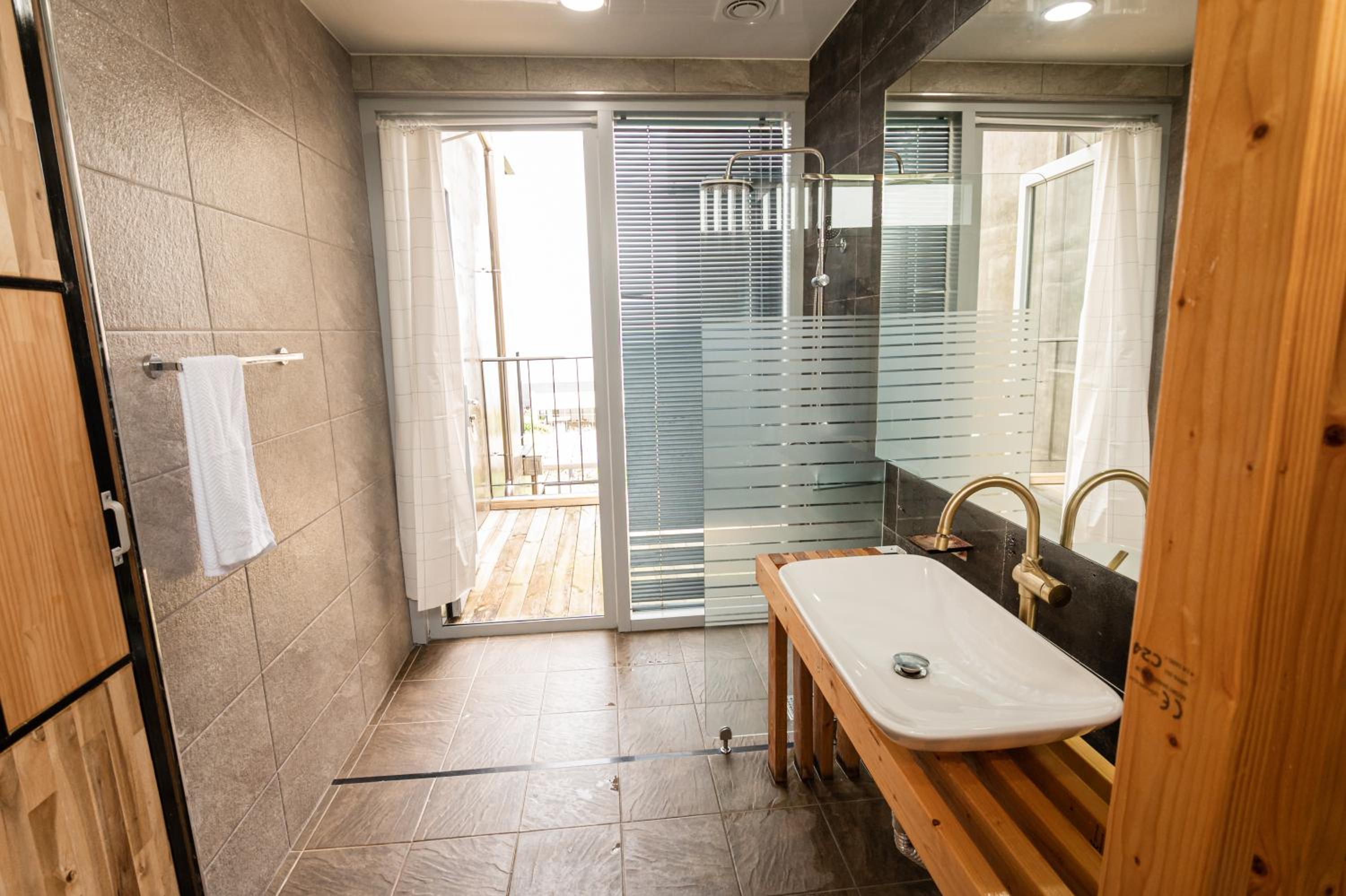 Double Room with Balcony and Sea View - Photo 9