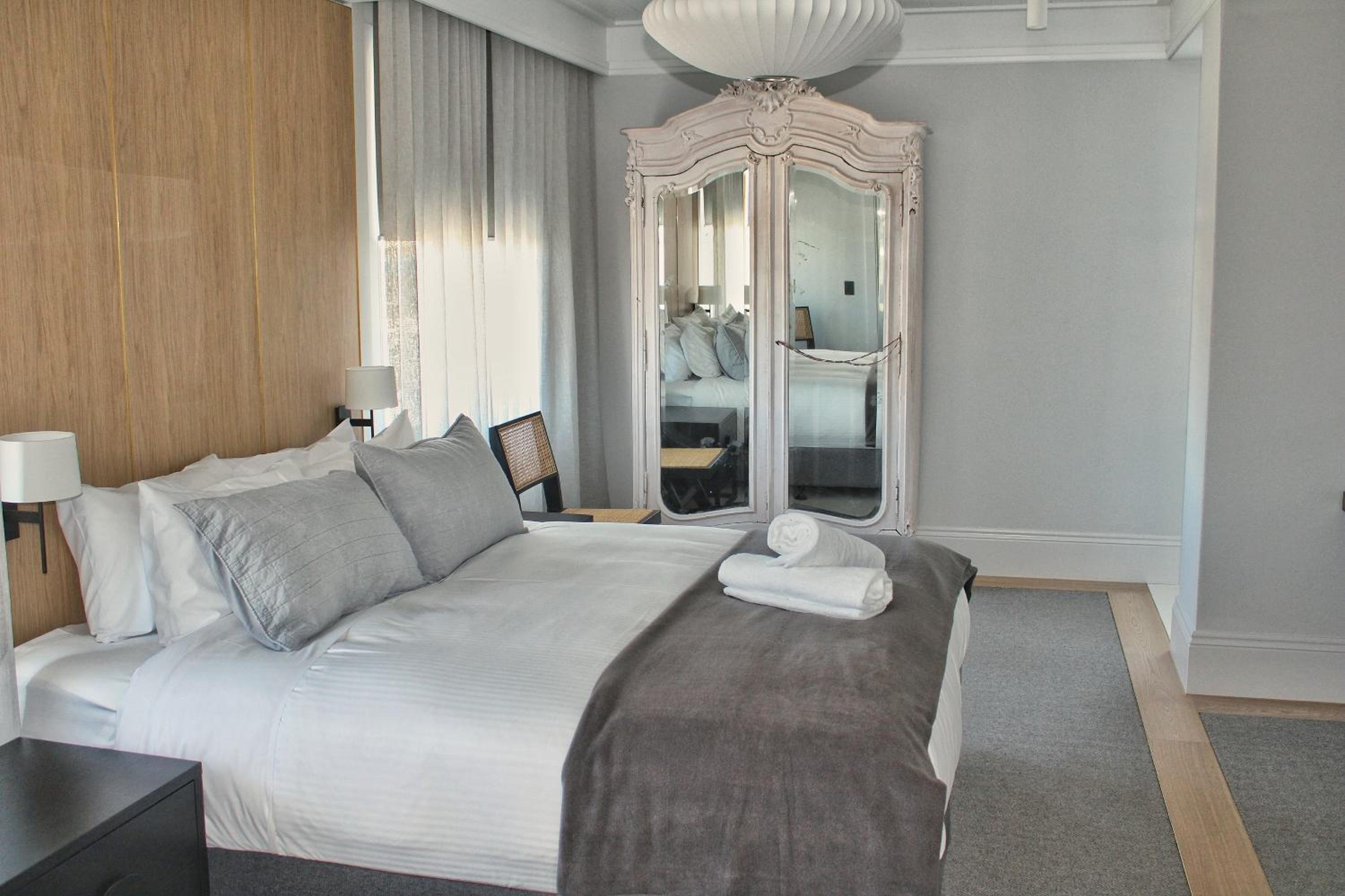 King Room with Bath photo 3