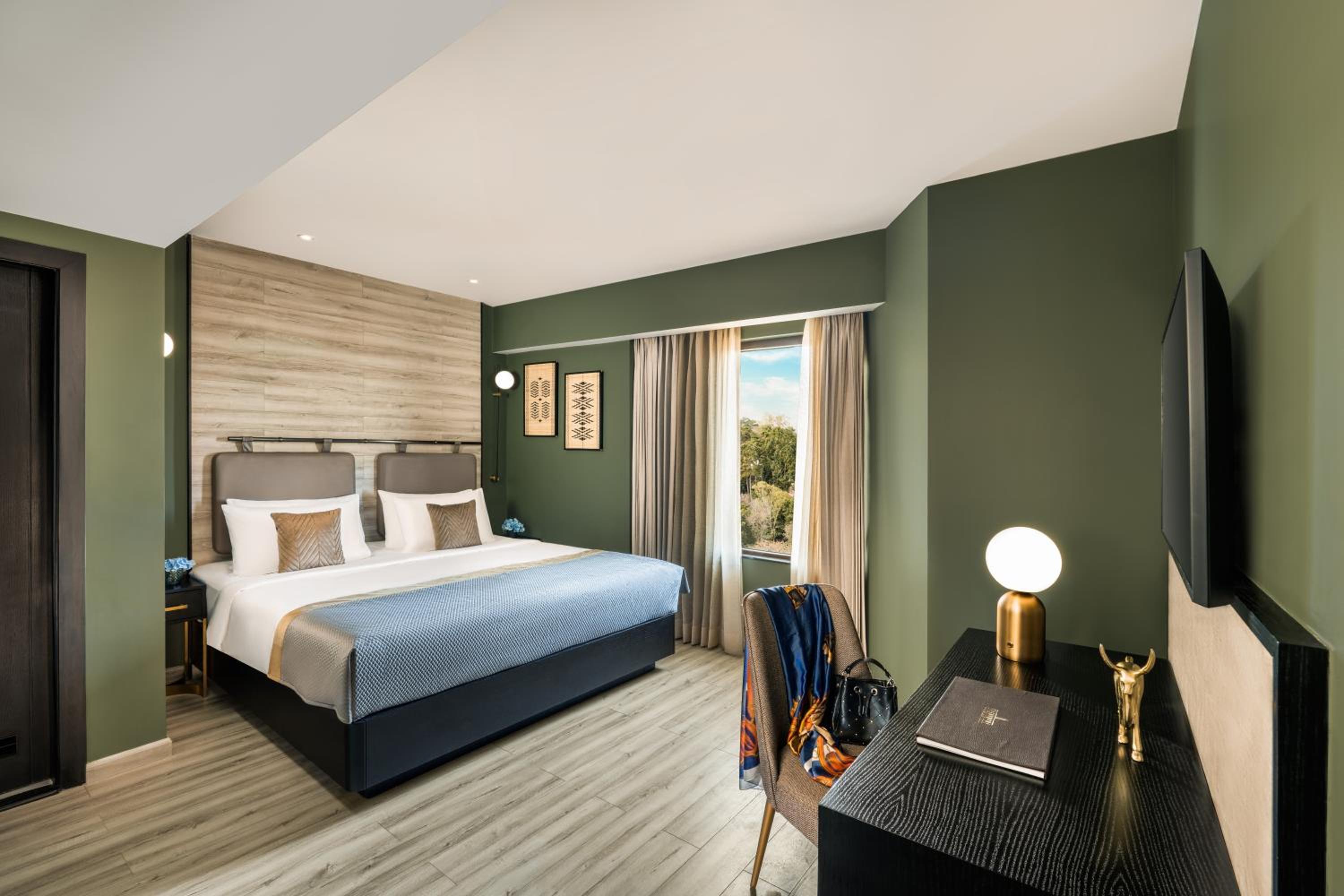 Premium Suite King Bed photo 1
