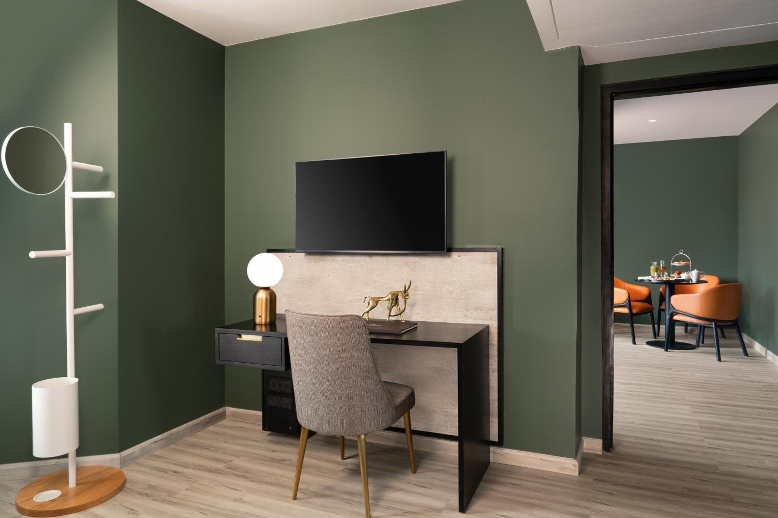Premium Suite King Bed photo 2
