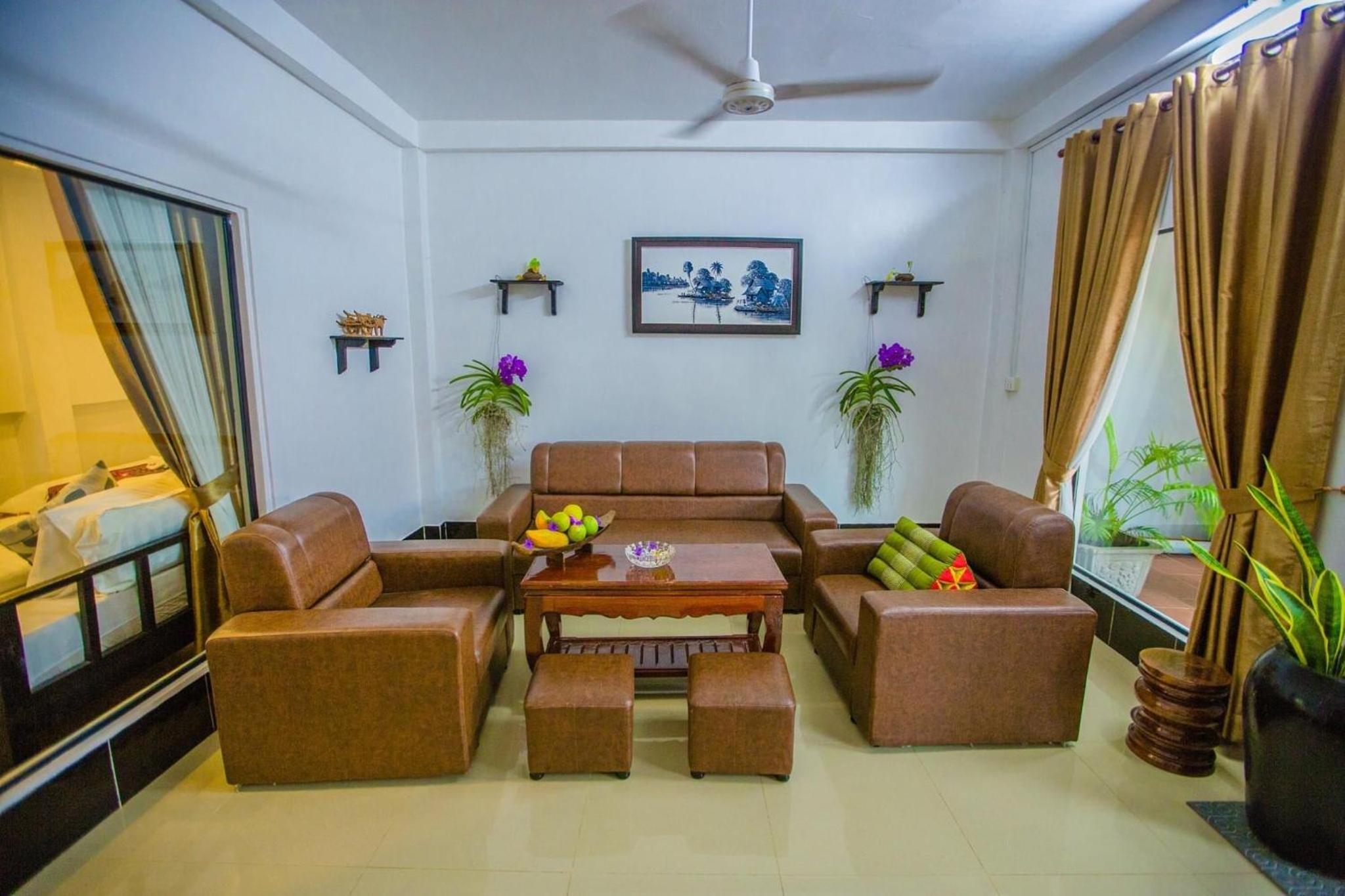 Family Suite with Living Room Pool View - Photo 8