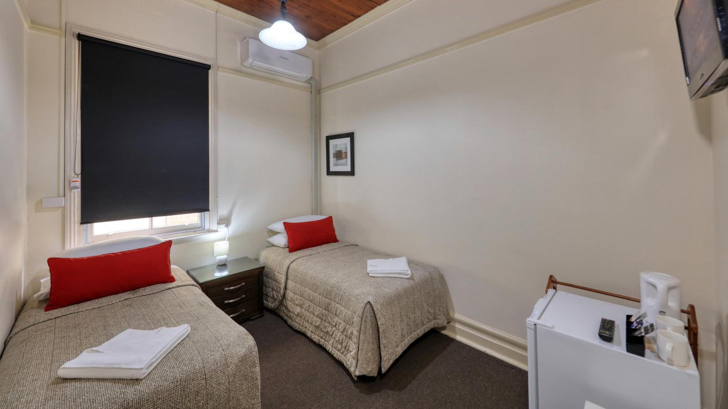 Budget Twin Room with Shared Bathroom