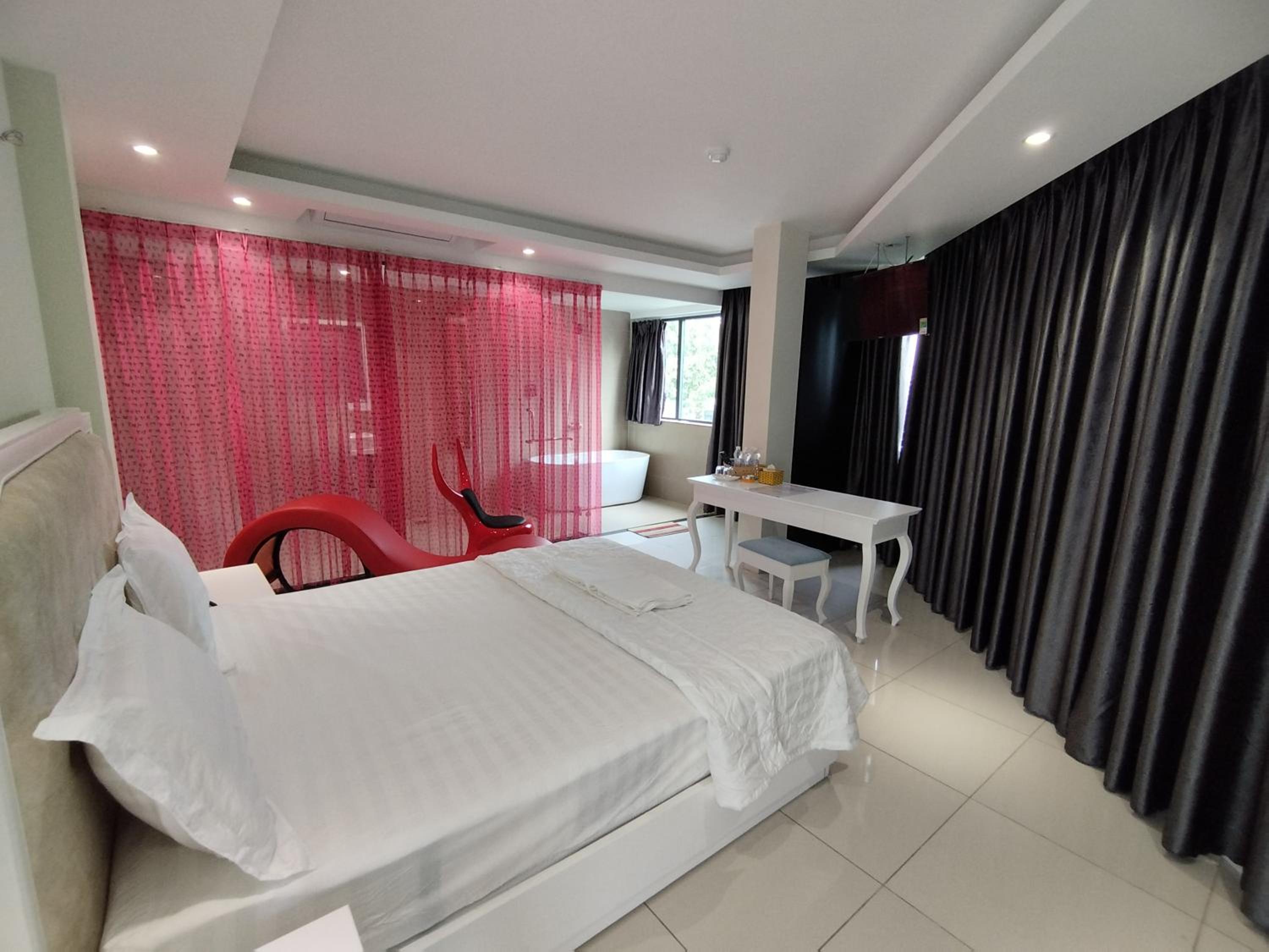 Deluxe Double Room with Bath photo 3