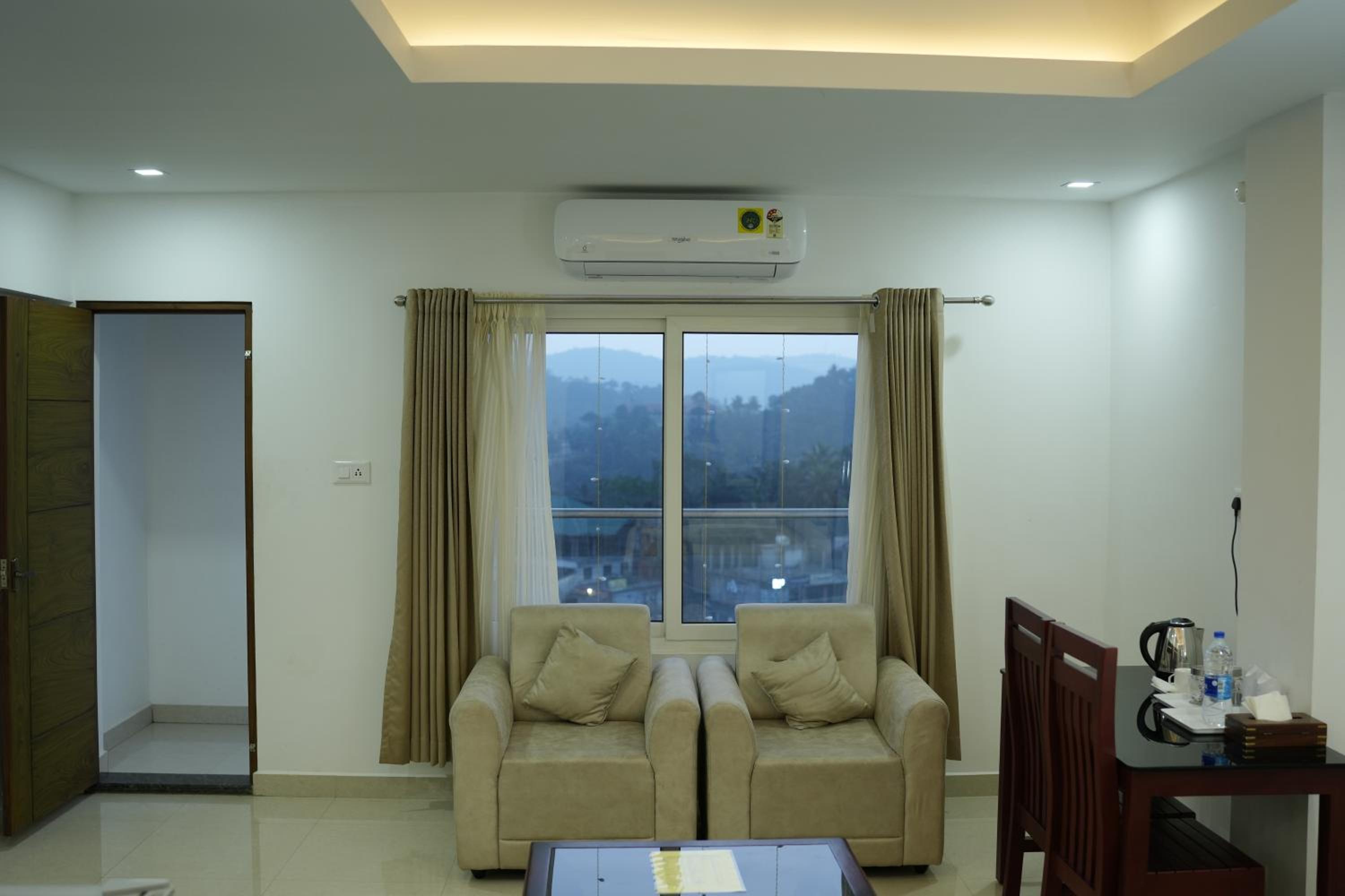 Deluxe Double Room (2 Adults + 1 Child) photo 3