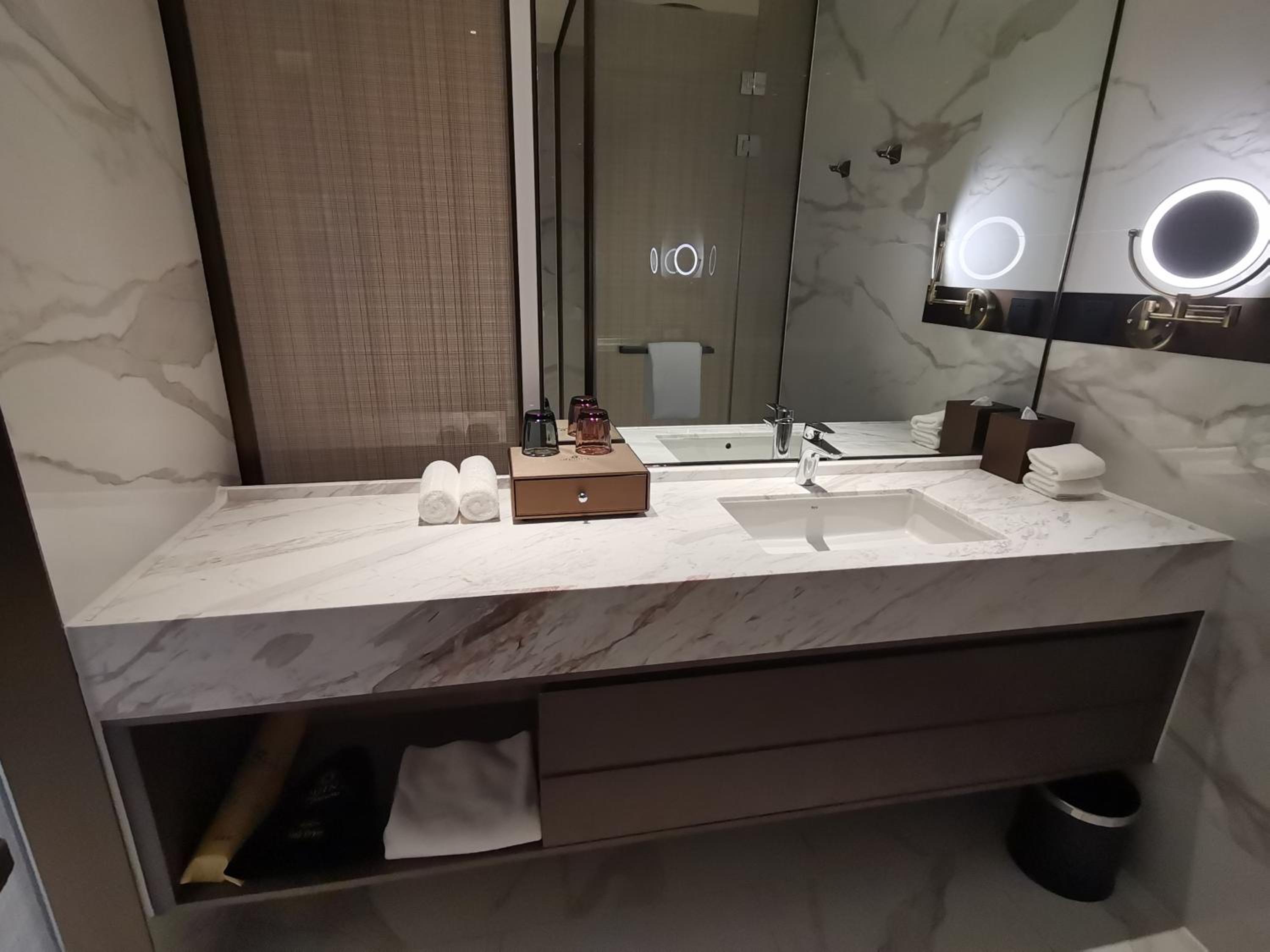 Deluxe King Room - Non Smoking - Photo 6