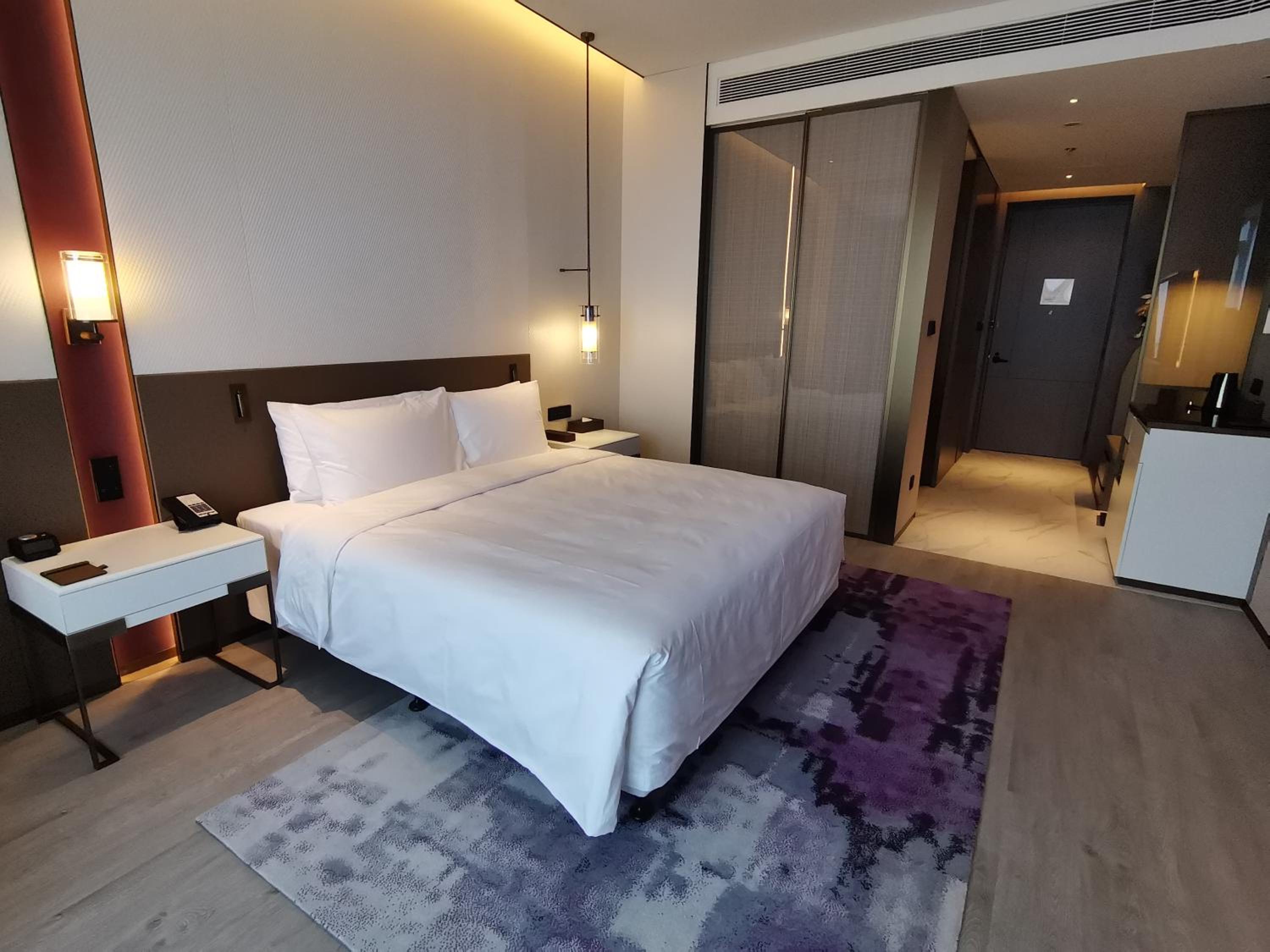 Deluxe King Room - Non Smoking - Photo 7