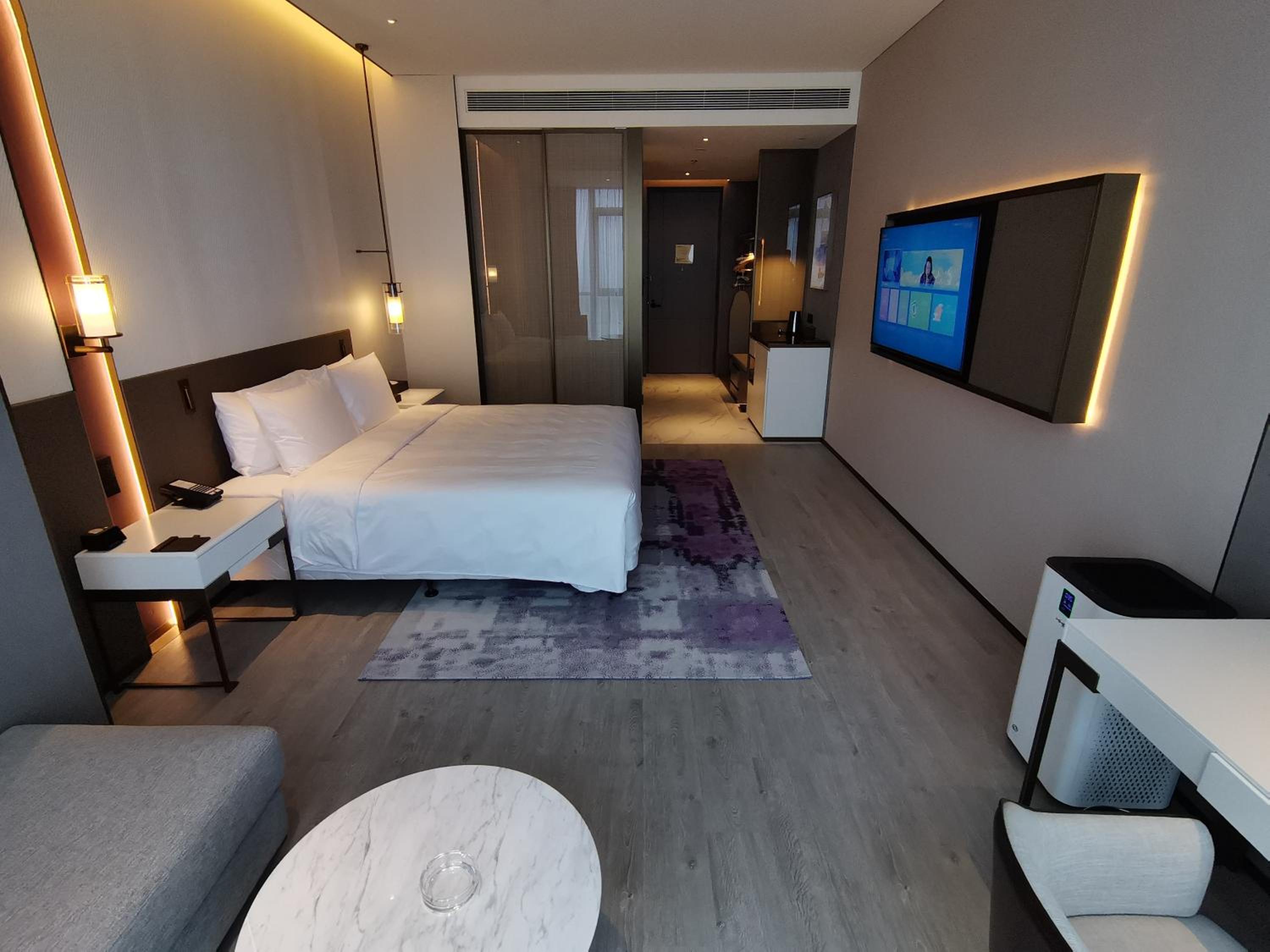 Deluxe King Room - Non Smoking - Photo 4
