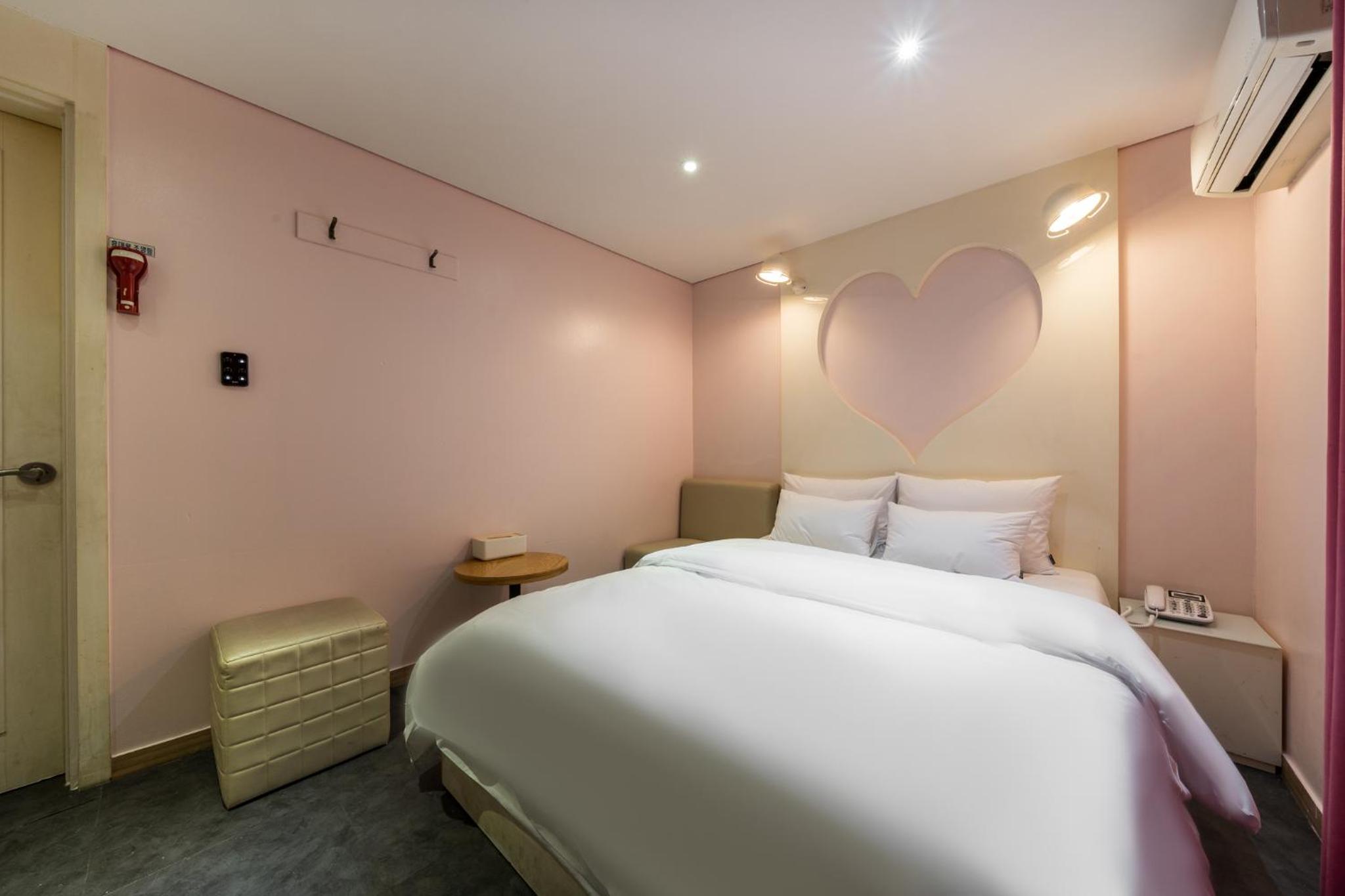 Deluxe Double Room - Photo 11