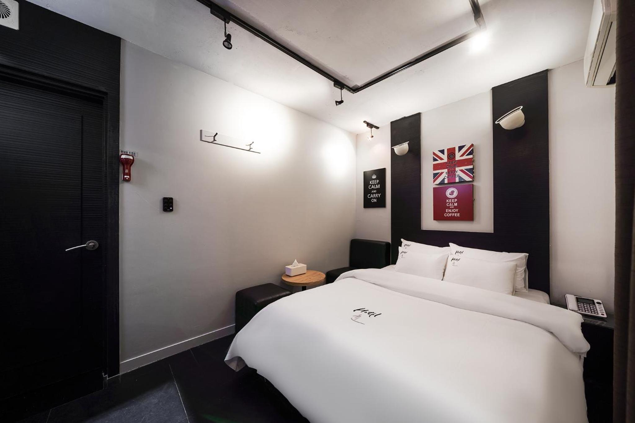 Deluxe Double Room with OTT Service - Photo 7