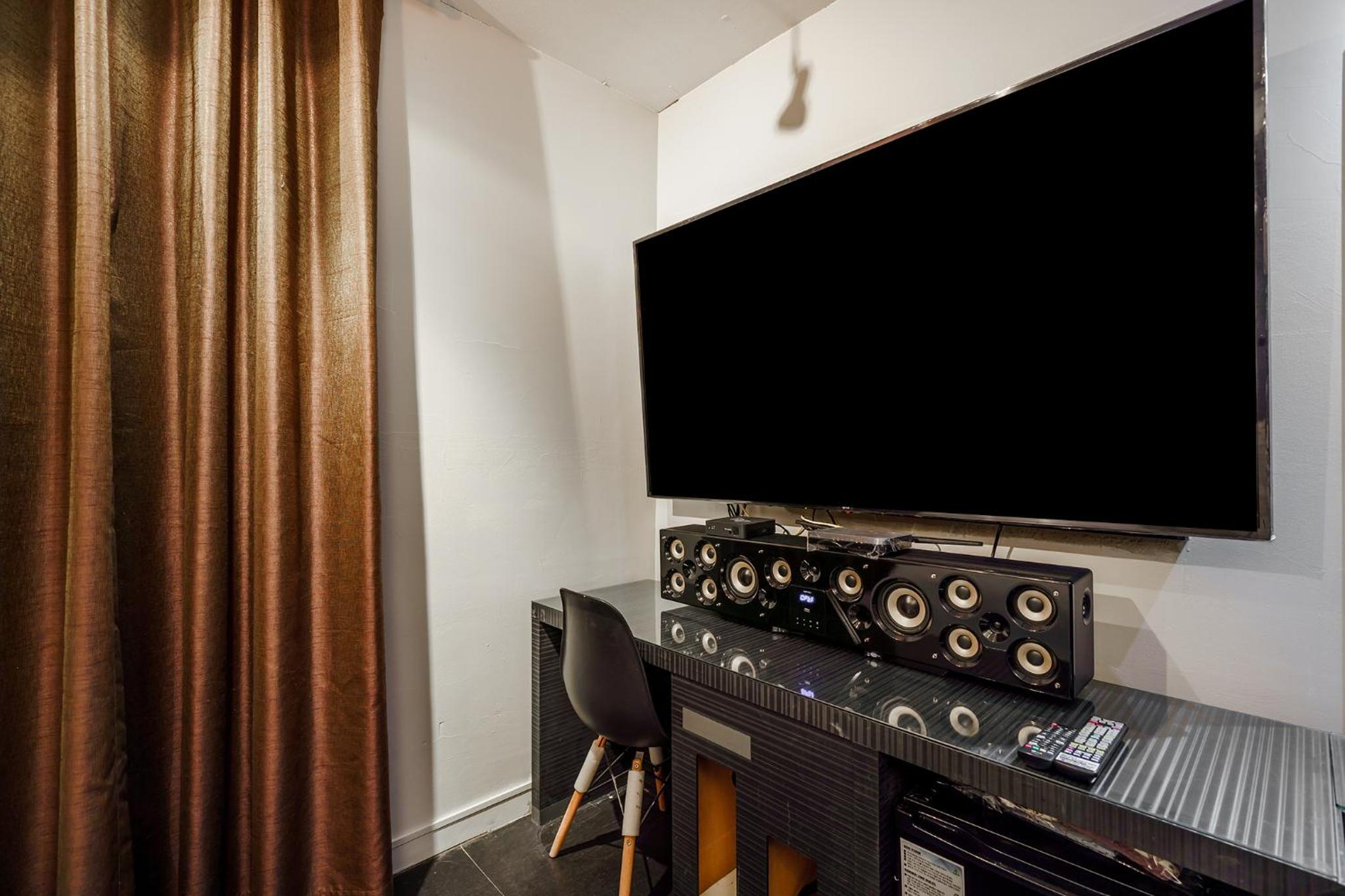 Deluxe Double Room with OTT Service - Photo 8