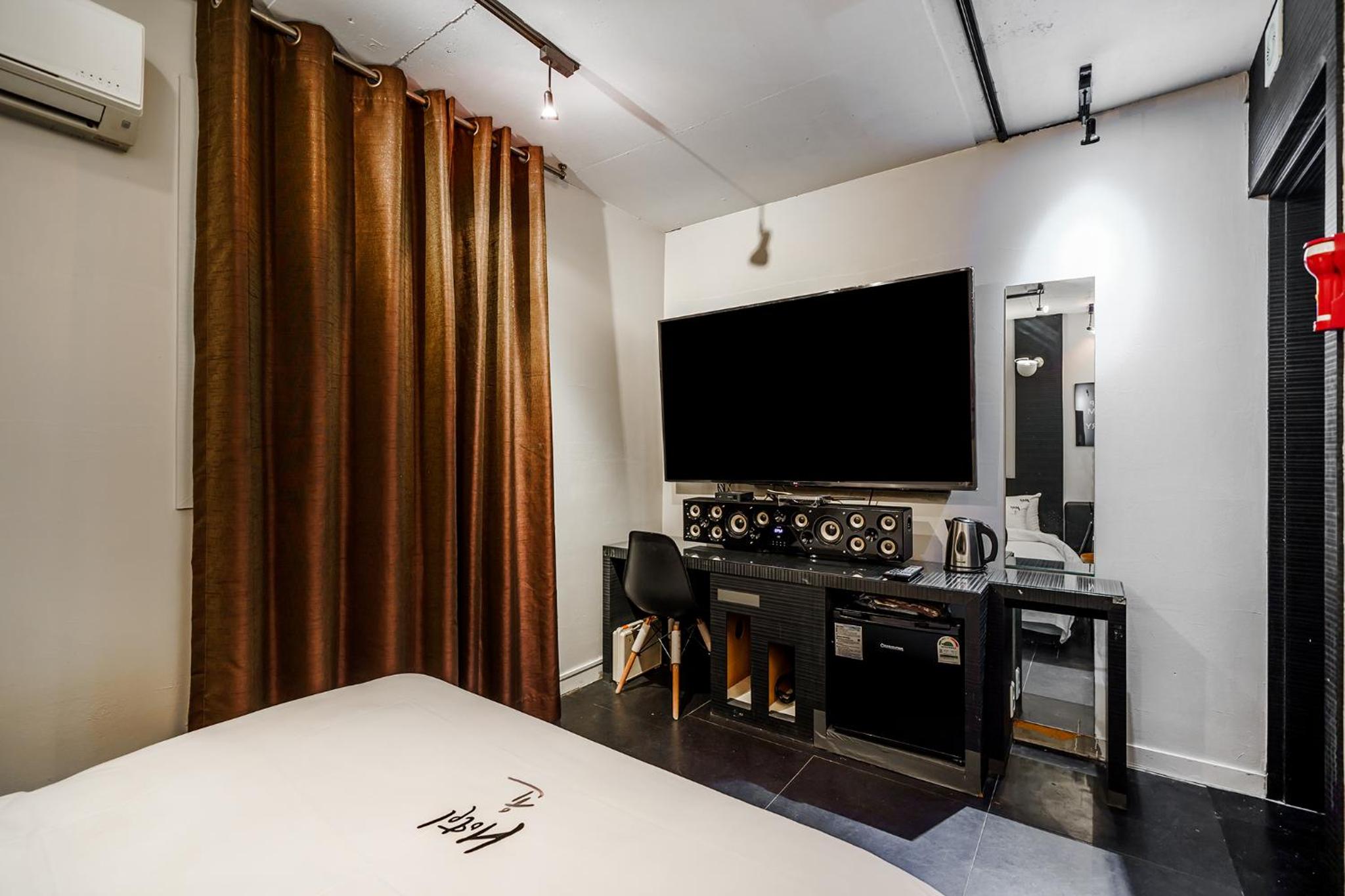 Deluxe Double Room with OTT Service - Photo 1