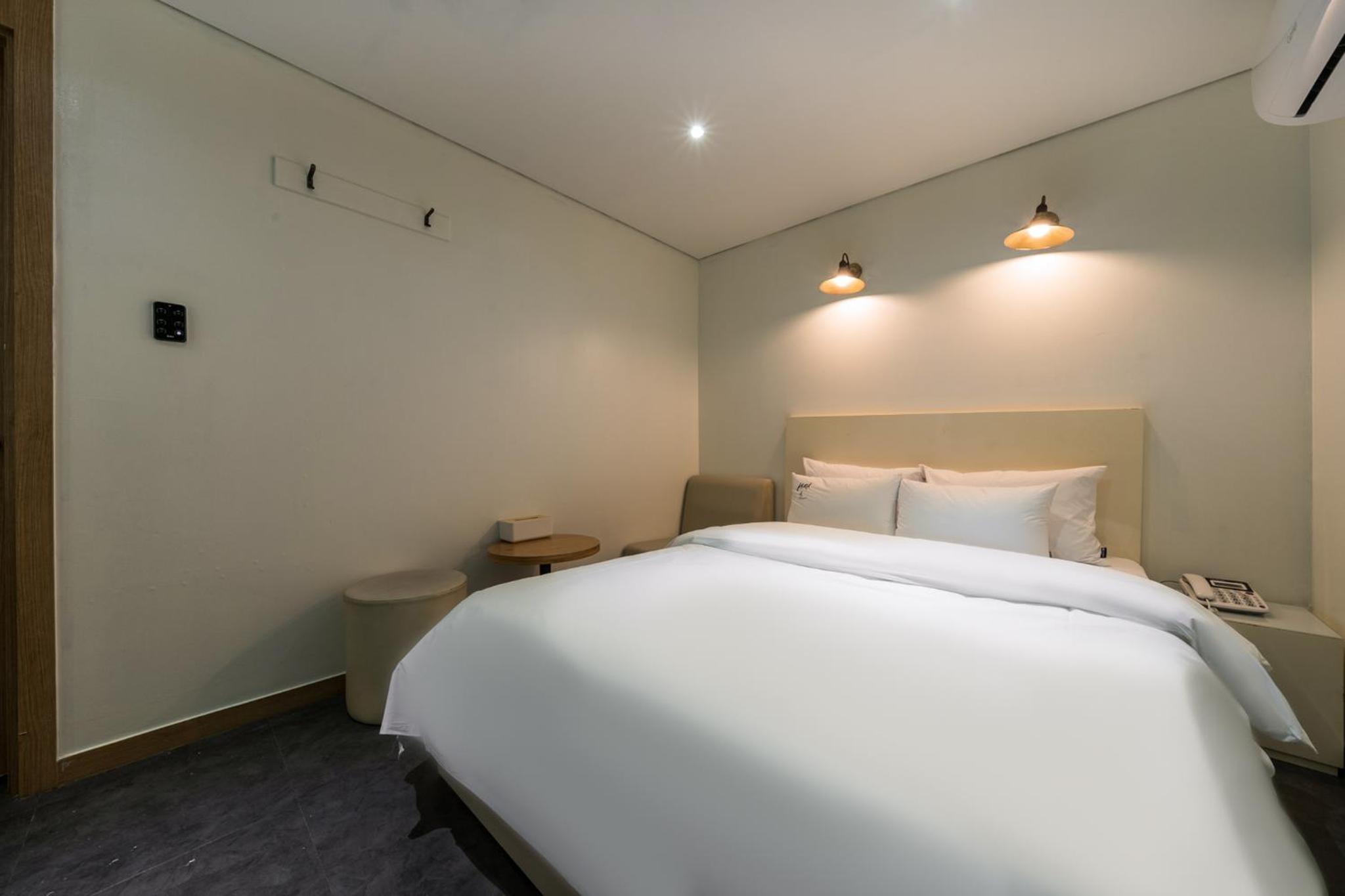 Deluxe Double Room - Photo 9