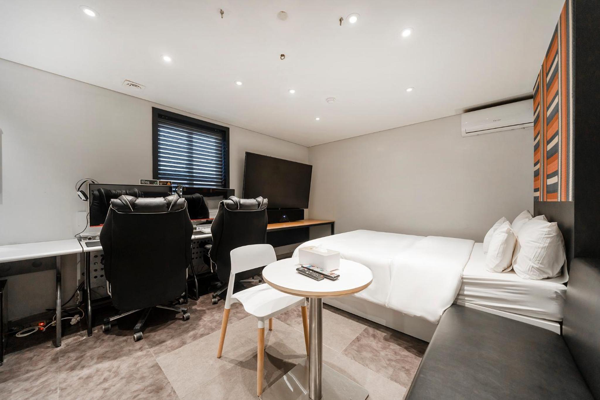 Premium Double Room - Photo 12