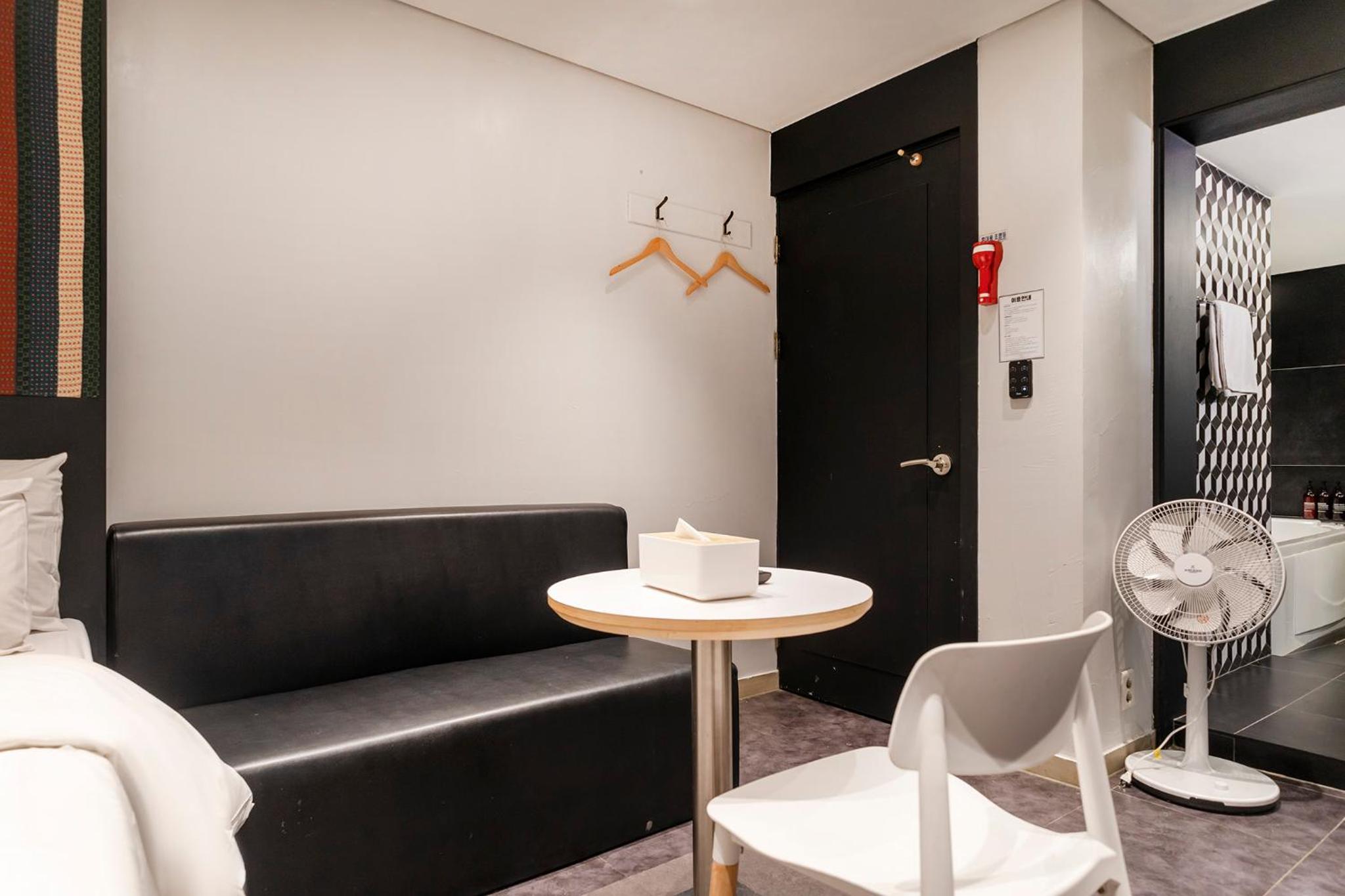 Premium Double Room - Photo 14