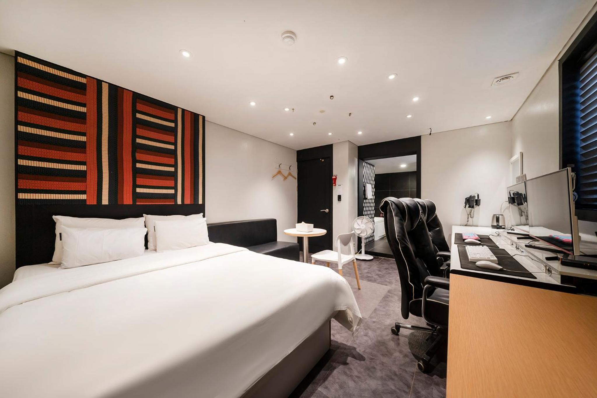 Premium Double Room - Photo 13
