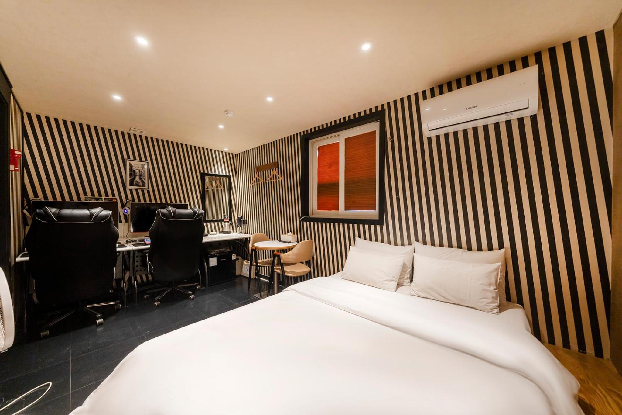 Premium Double Room - Photo 9