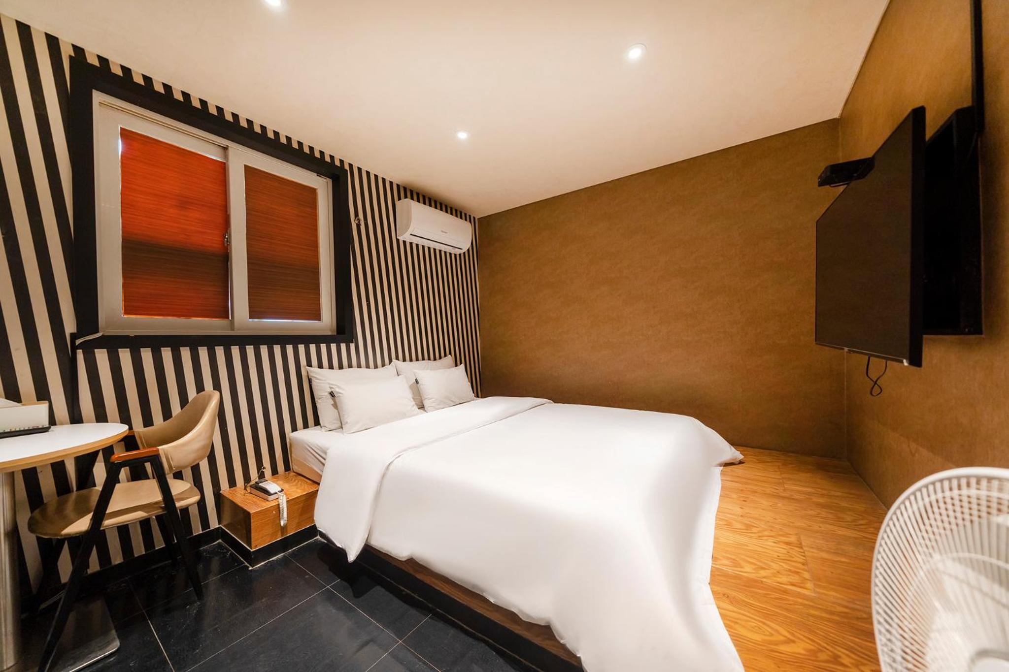 Premium Double Room - Photo 10