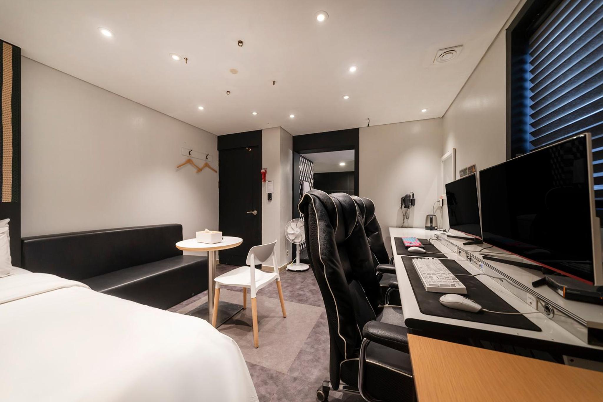 Premium Suite - Photo 6