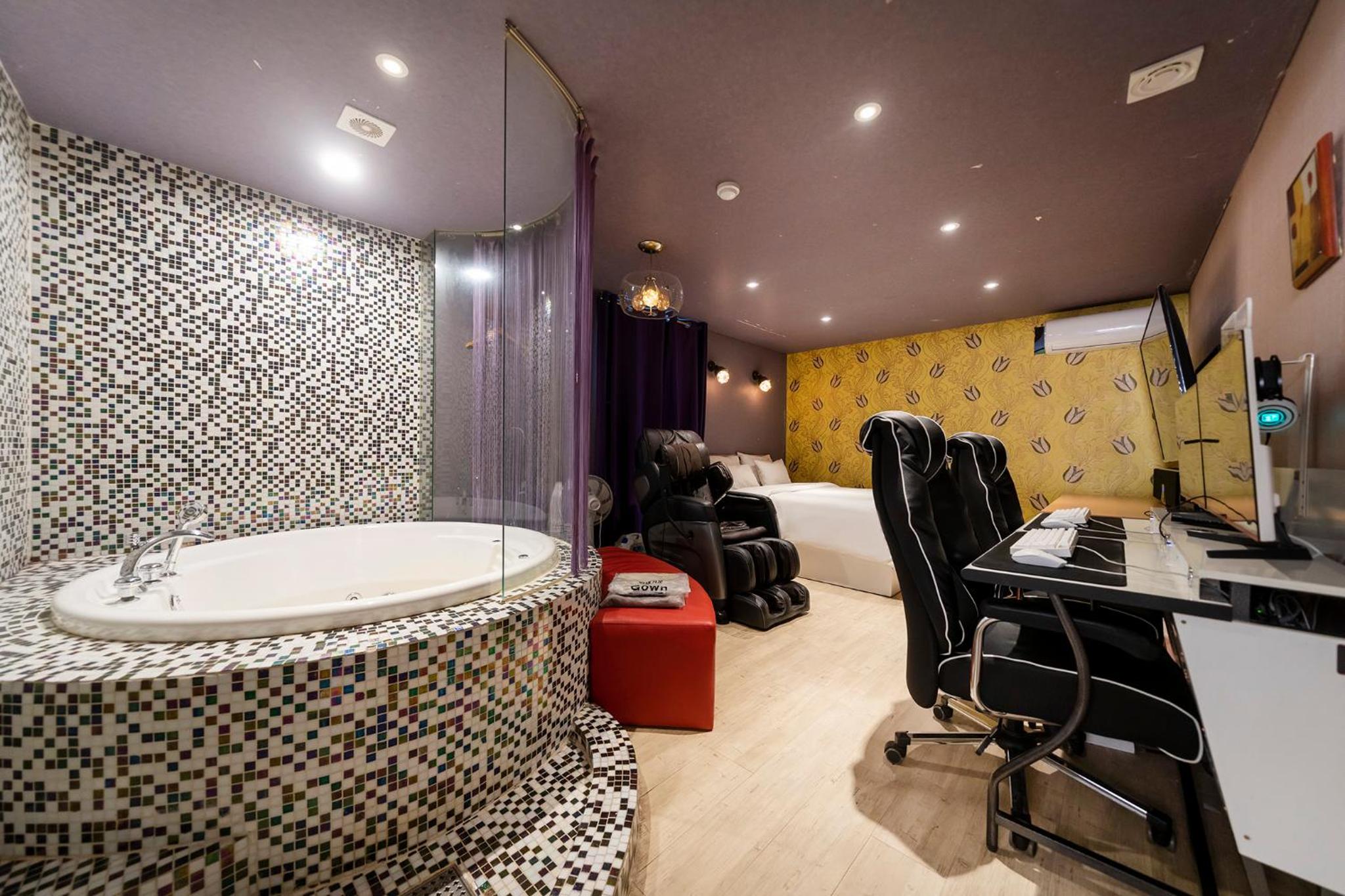 Premium Suite - Photo 13