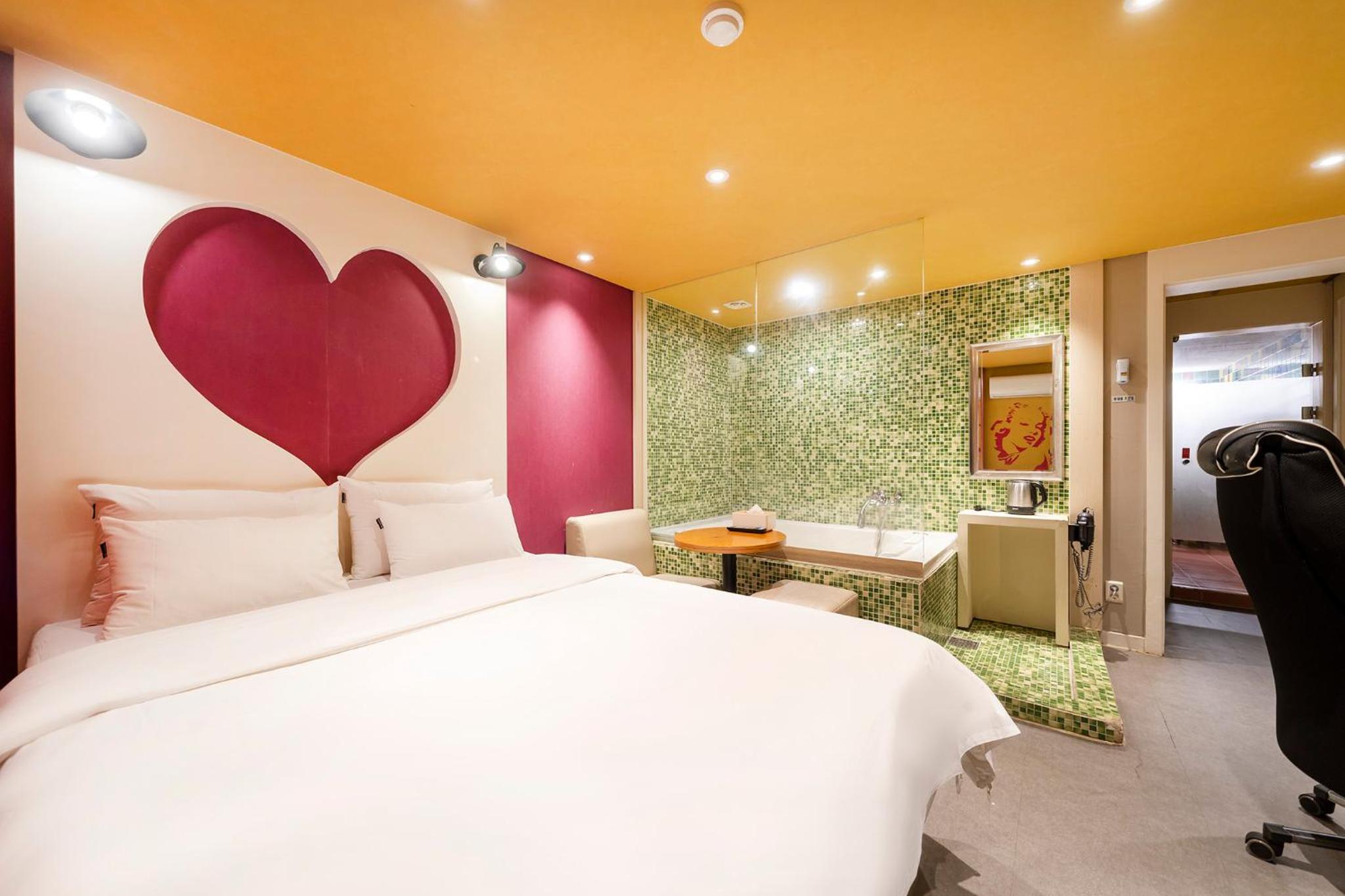 Premium Suite - Photo 4