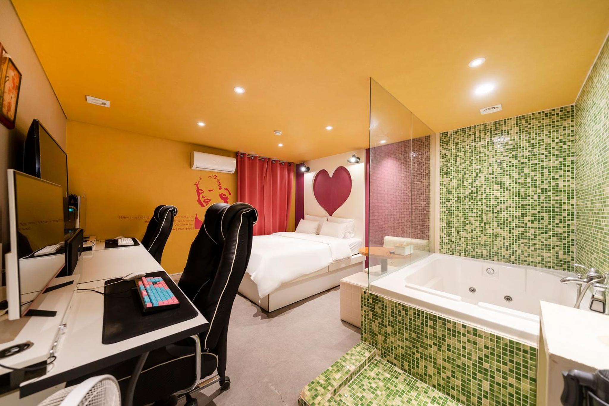 Premium Suite - Photo 15